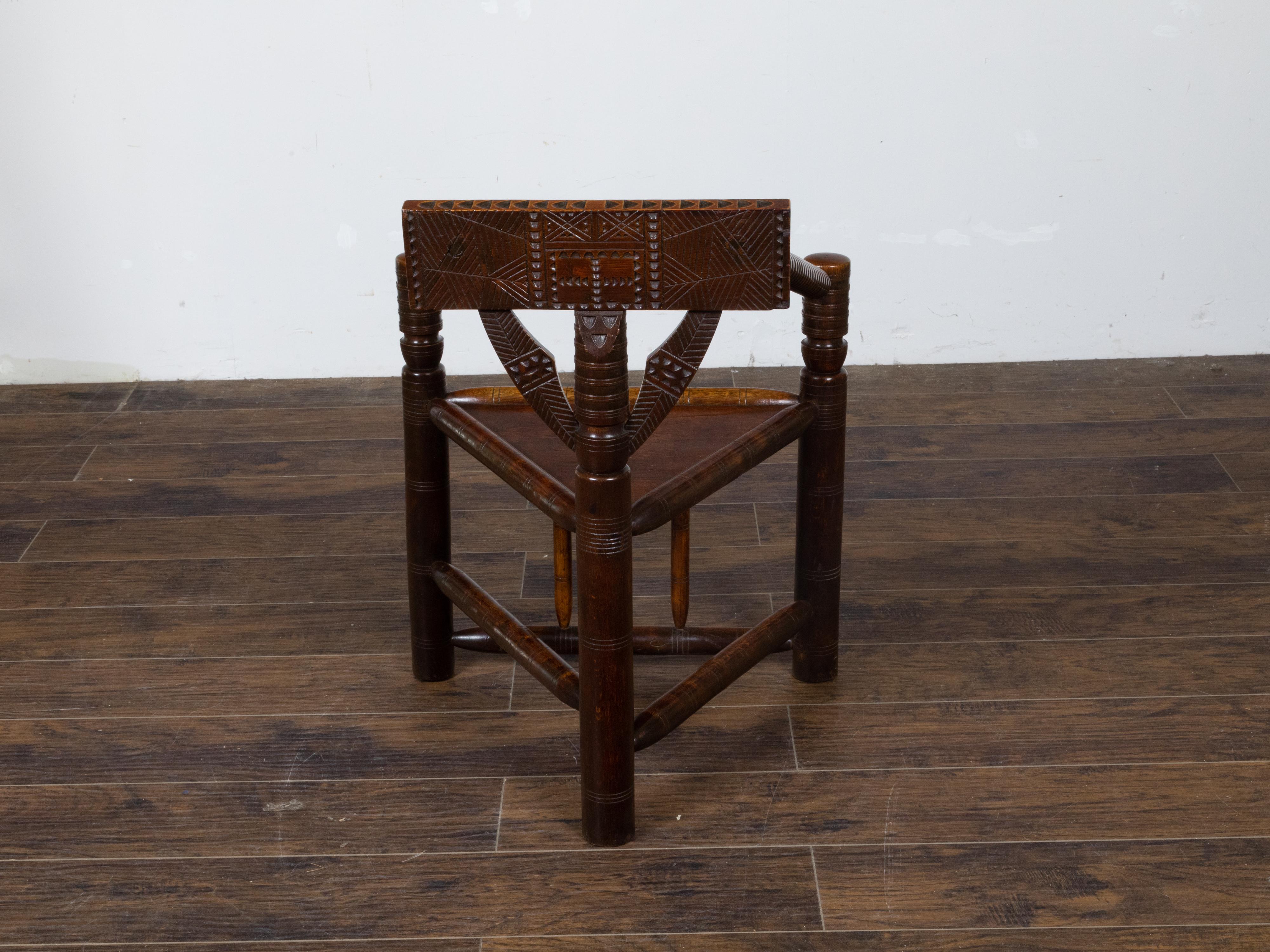 English Turn of the Century Oak Corner Chair with Carved Geometric Back Splat For Sale 1