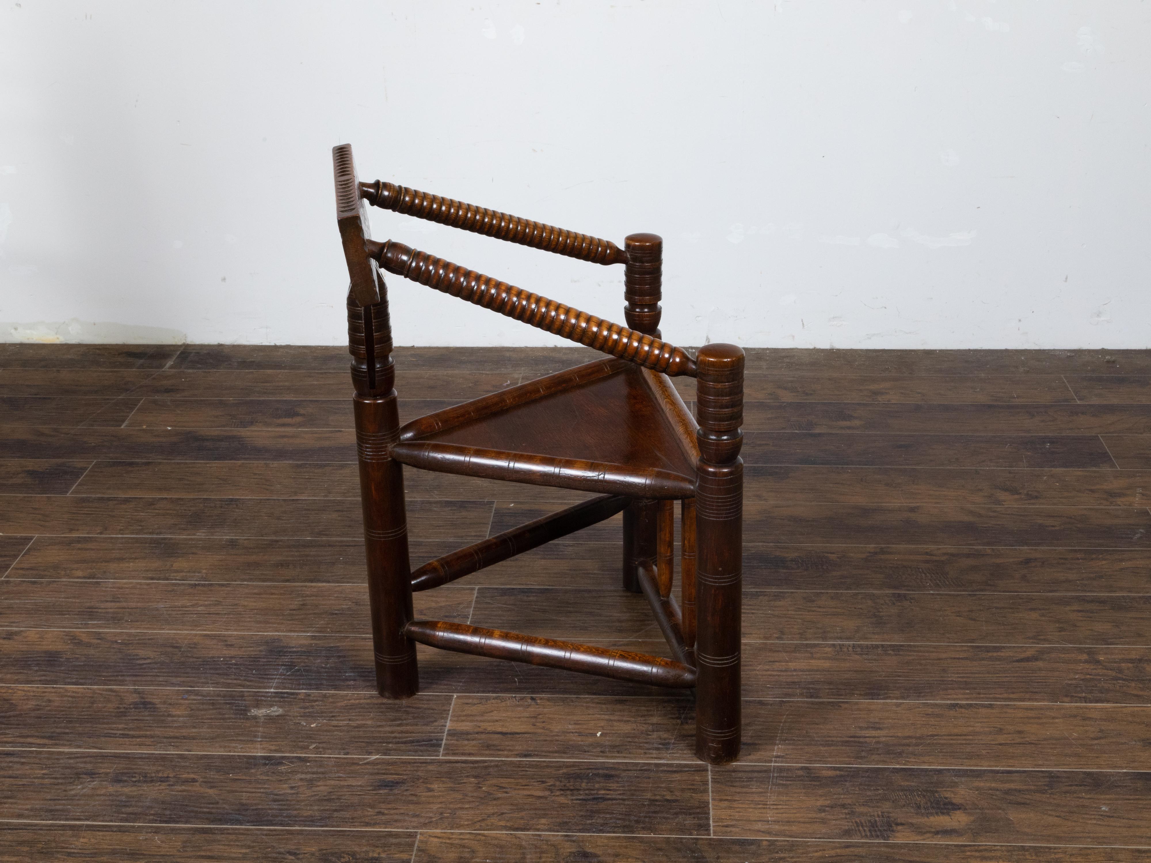 English Turn of the Century Oak Corner Chair with Carved Geometric Back Splat For Sale 2