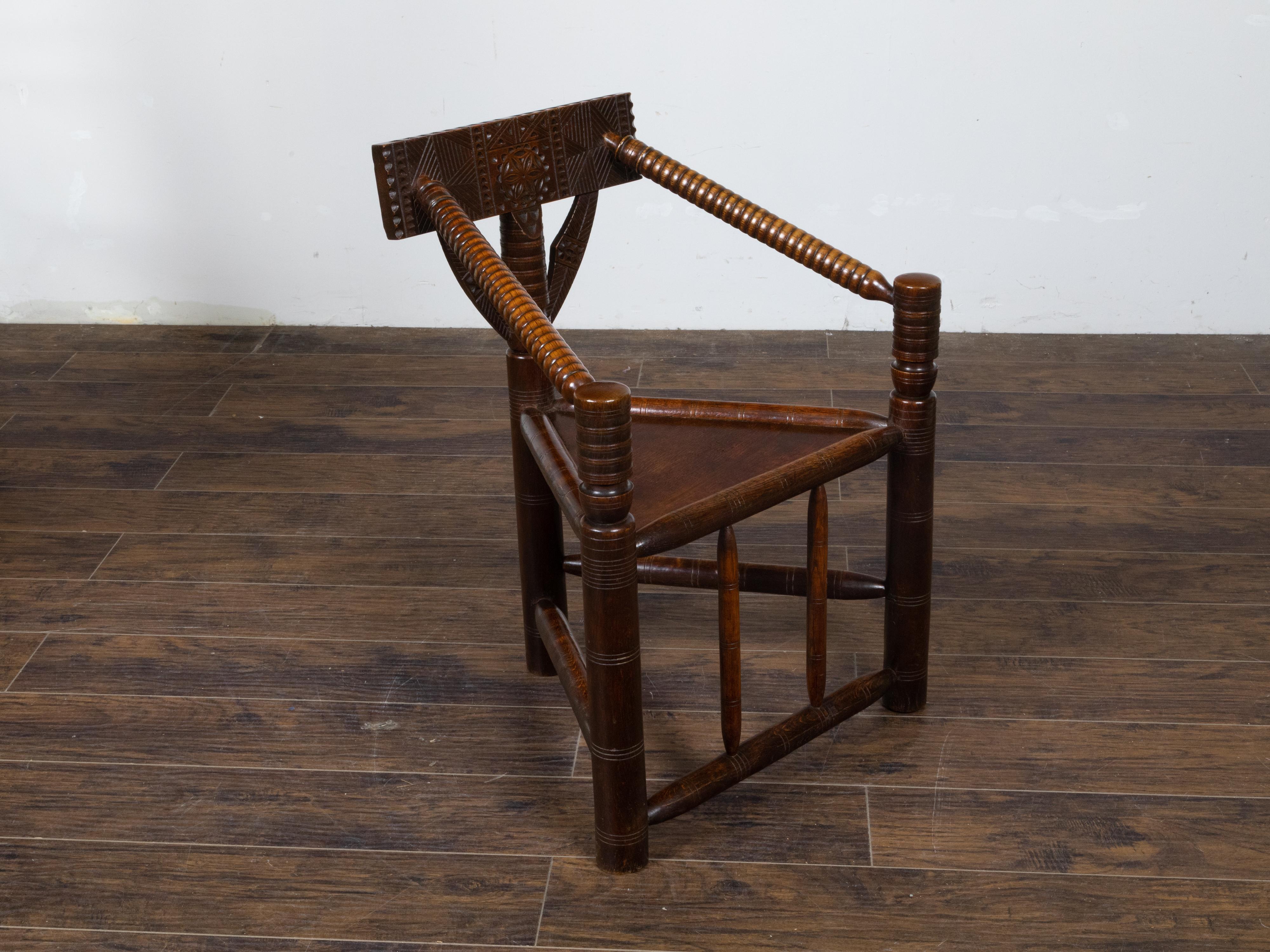 Chêne Chaise d'angle en chêne du début du siècle avec dossier géométrique sculpté en vente