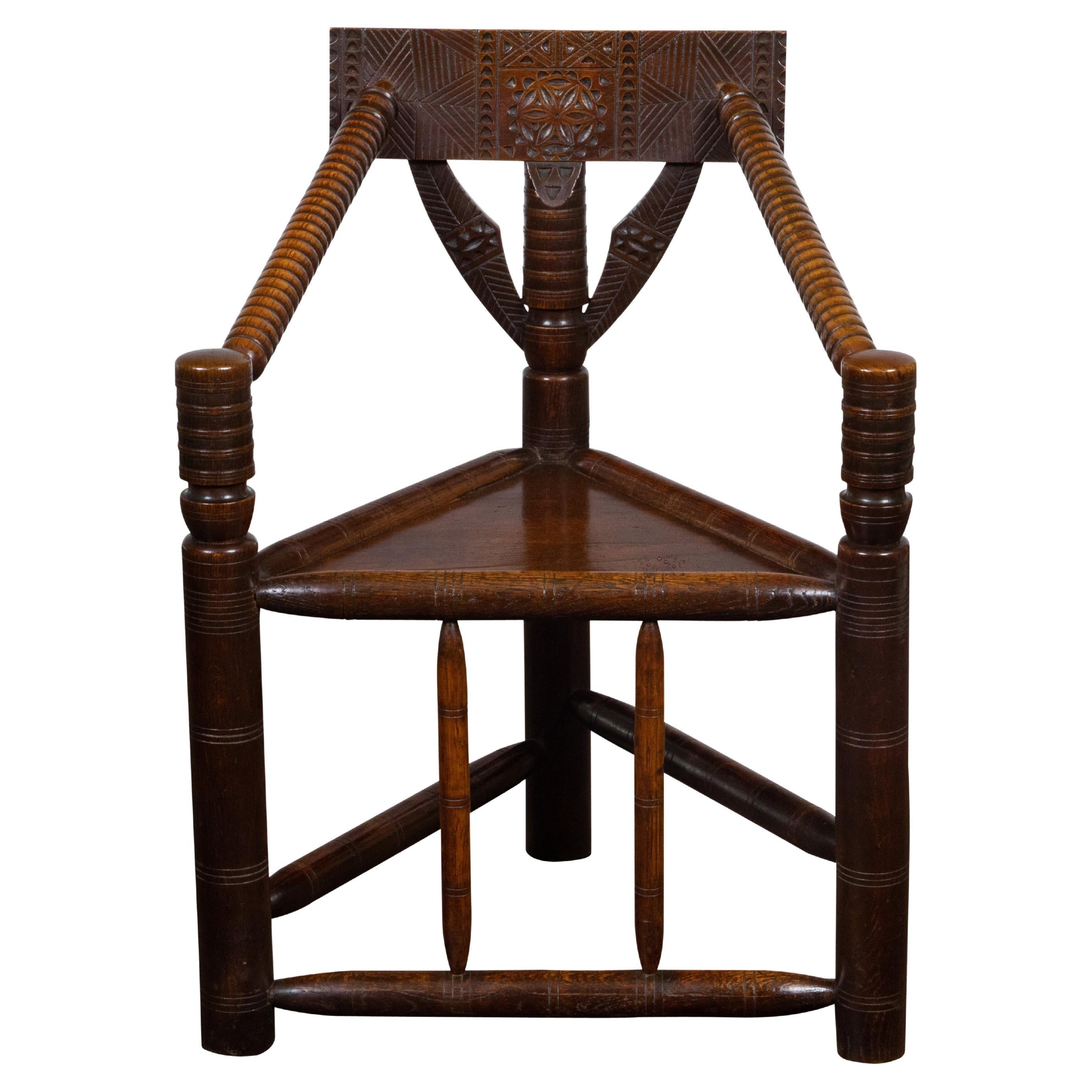 English Turn of the Century Oak Corner Chair with Carved Geometric Back Splat For Sale