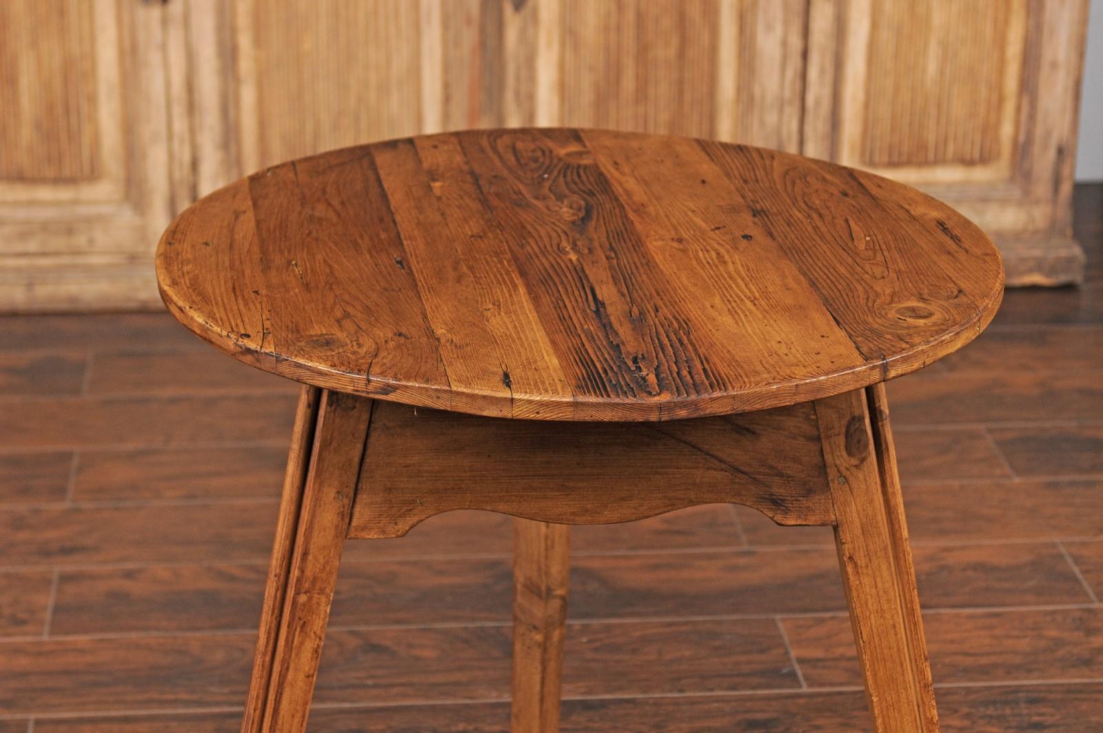 Table de cricket en pin anglais du début du siècle, avec tablier festonné. Née en Angleterre au début du XXe siècle, cette charmante table de grillon en pin incarne à la fois l'importance historique et l'élégance rustique. La table présente un