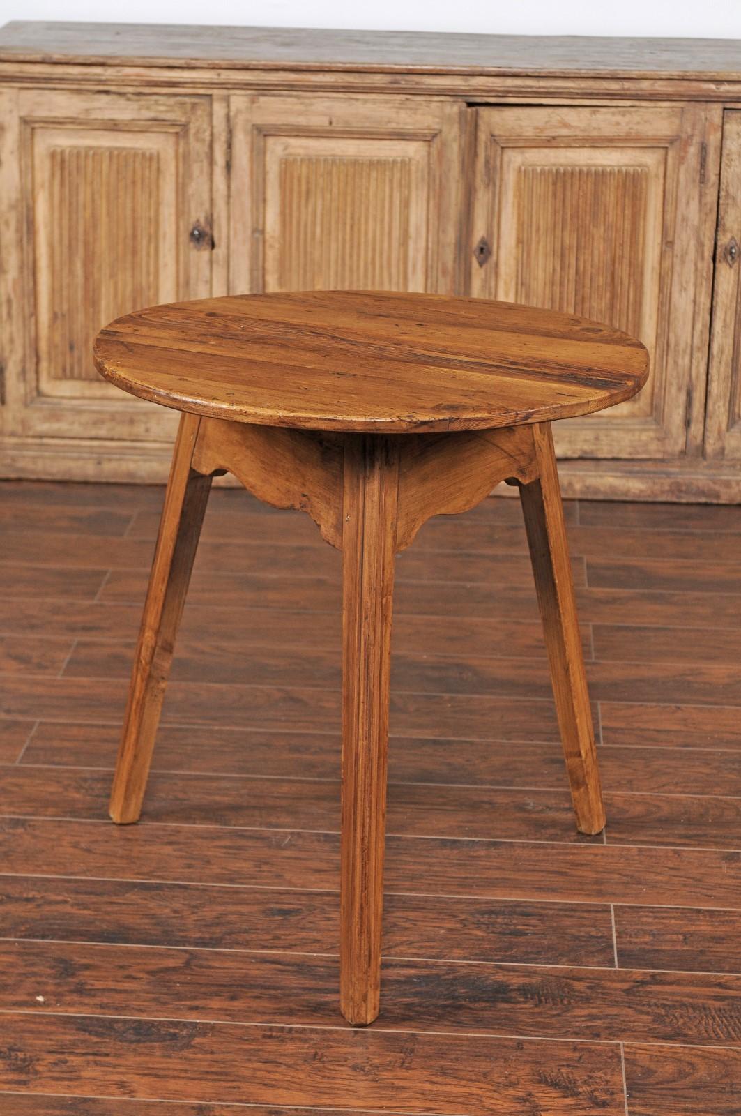 Anglais Table de CIRCA en pin du début du siècle avec tablier festonné, vers 1900 en vente