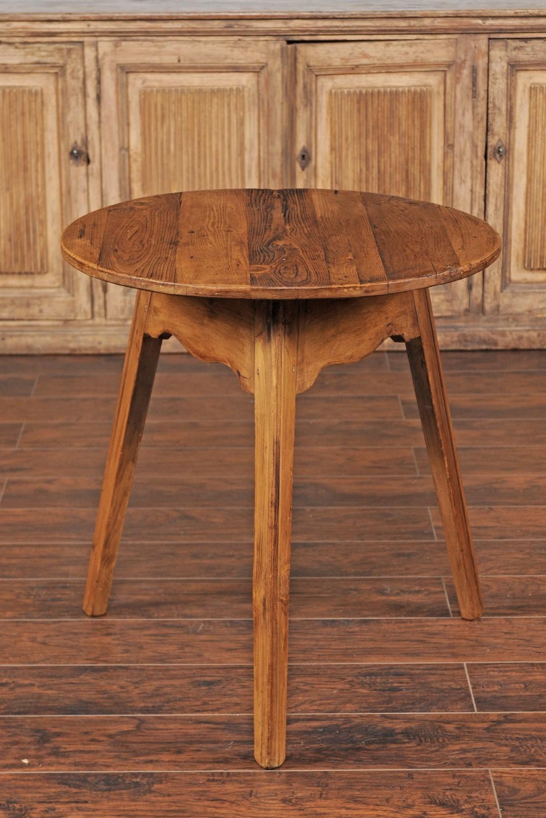 English Turn of the Century Pine Cricket Table with Scalloped Apron, circa 1900 For Sale 1