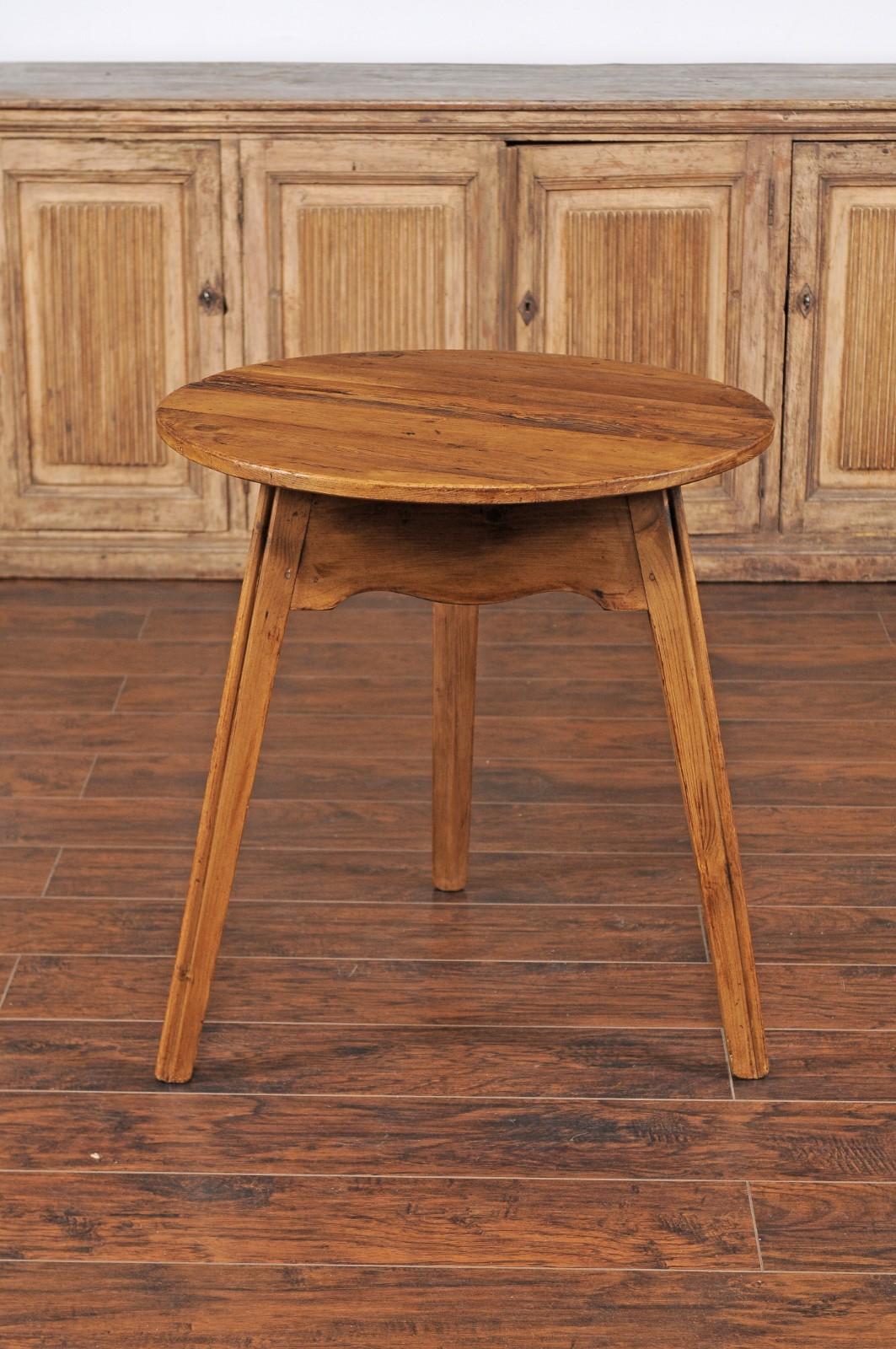 English Turn of the Century Pine Cricket Table with Scalloped Apron, circa 1900 For Sale 2