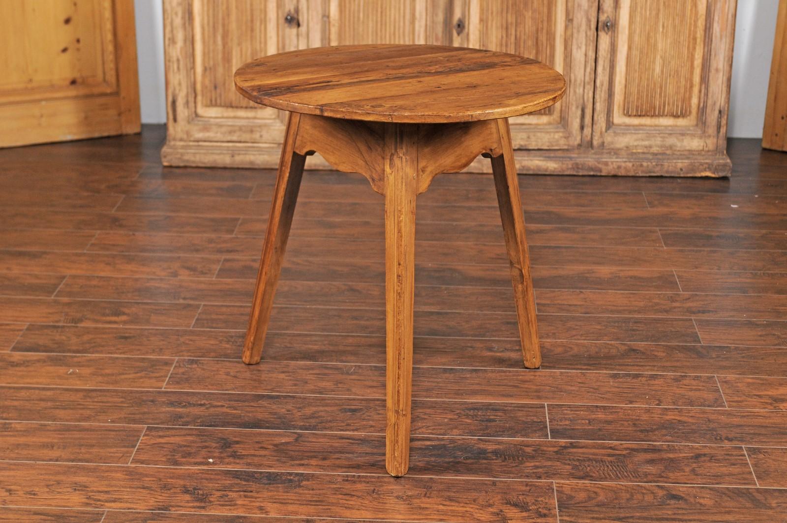 English Turn of the Century Pine Cricket Table with Scalloped Apron, circa 1900 For Sale 3