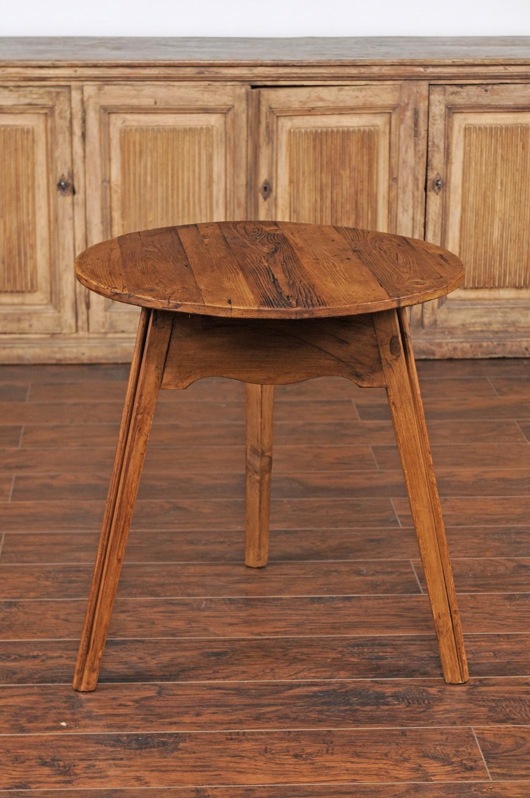 English Turn of the Century Pine Cricket Table with Scalloped Apron, circa 1900 For Sale 4