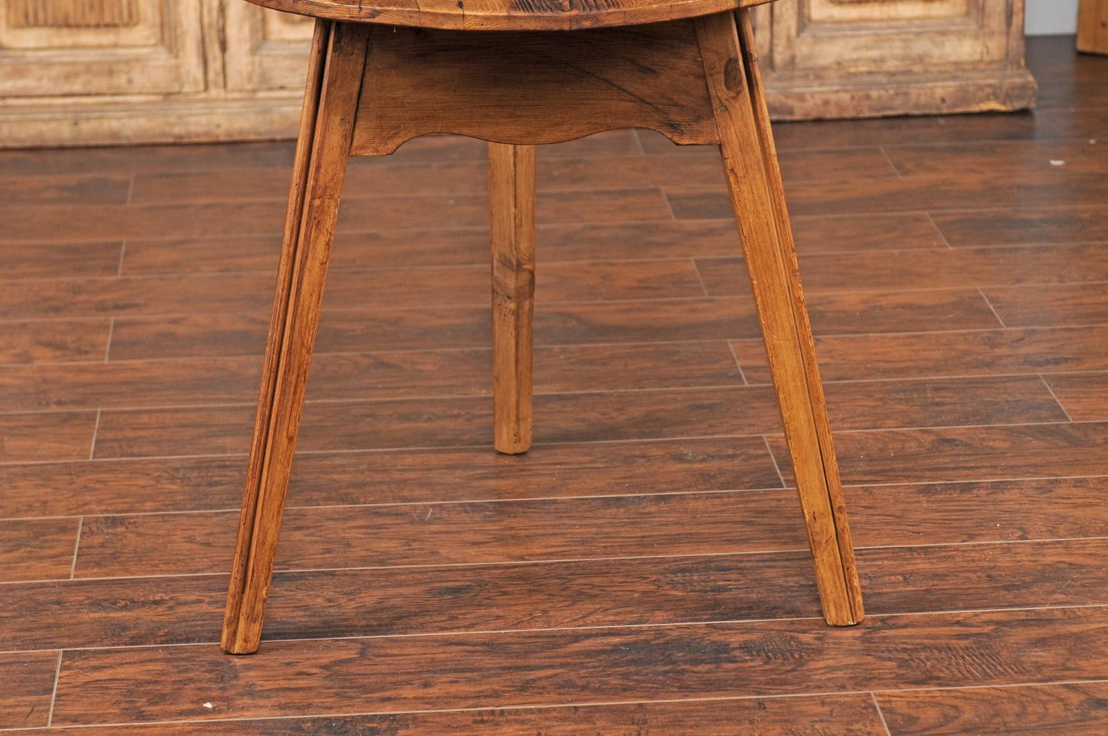 English Turn of the Century Pine Cricket Table with Scalloped Apron, circa 1900 For Sale 5