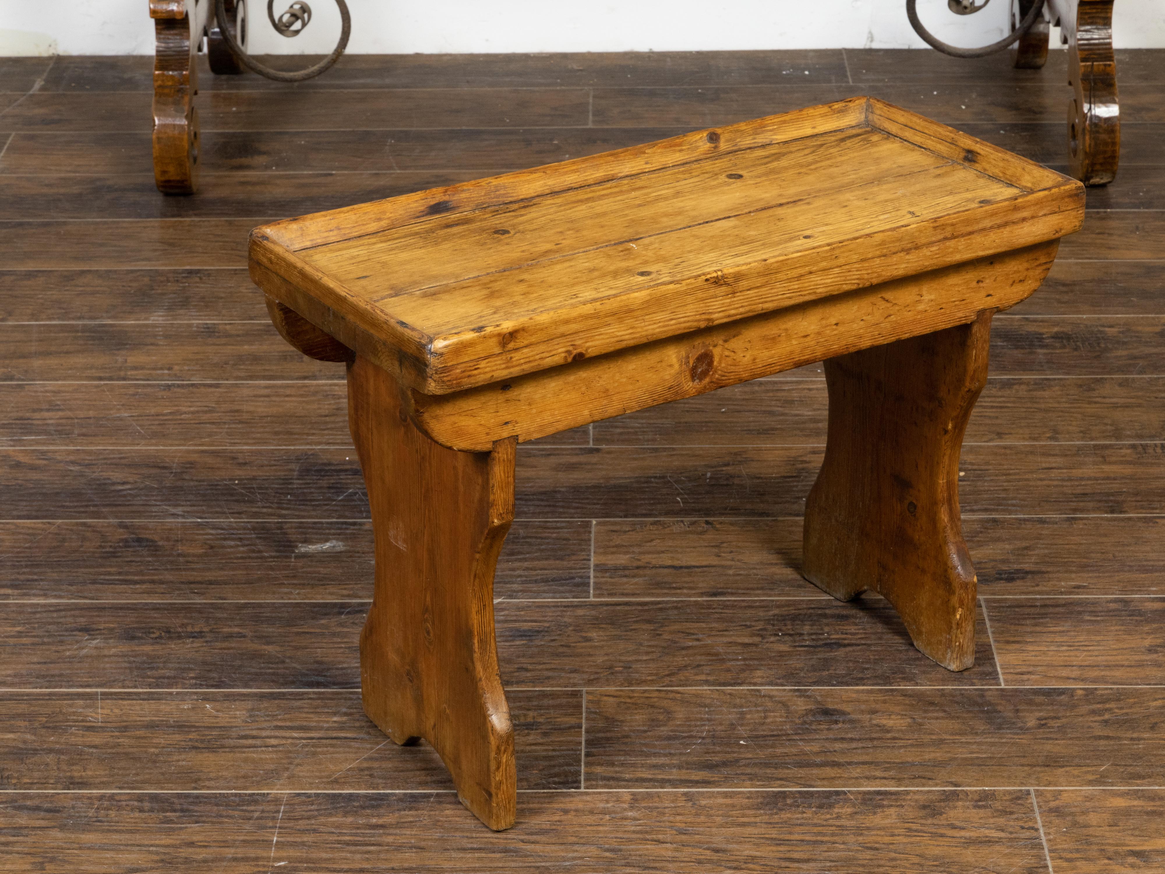 Rustic English Turn of the Century Pine Drinks Table with Tray Top and Carved Legs