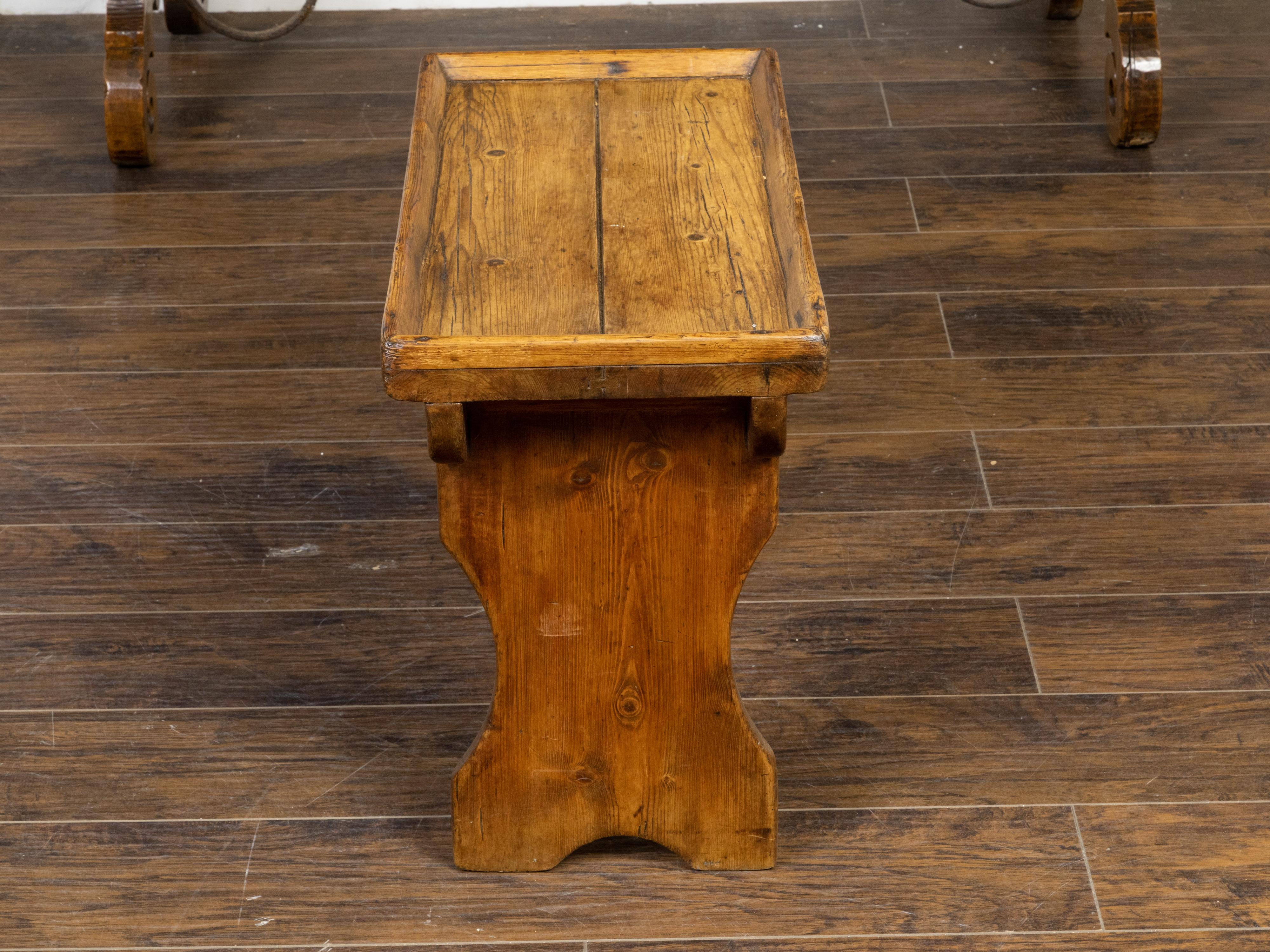 English Turn of the Century Pine Drinks Table with Tray Top and Carved Legs In Good Condition In Atlanta, GA