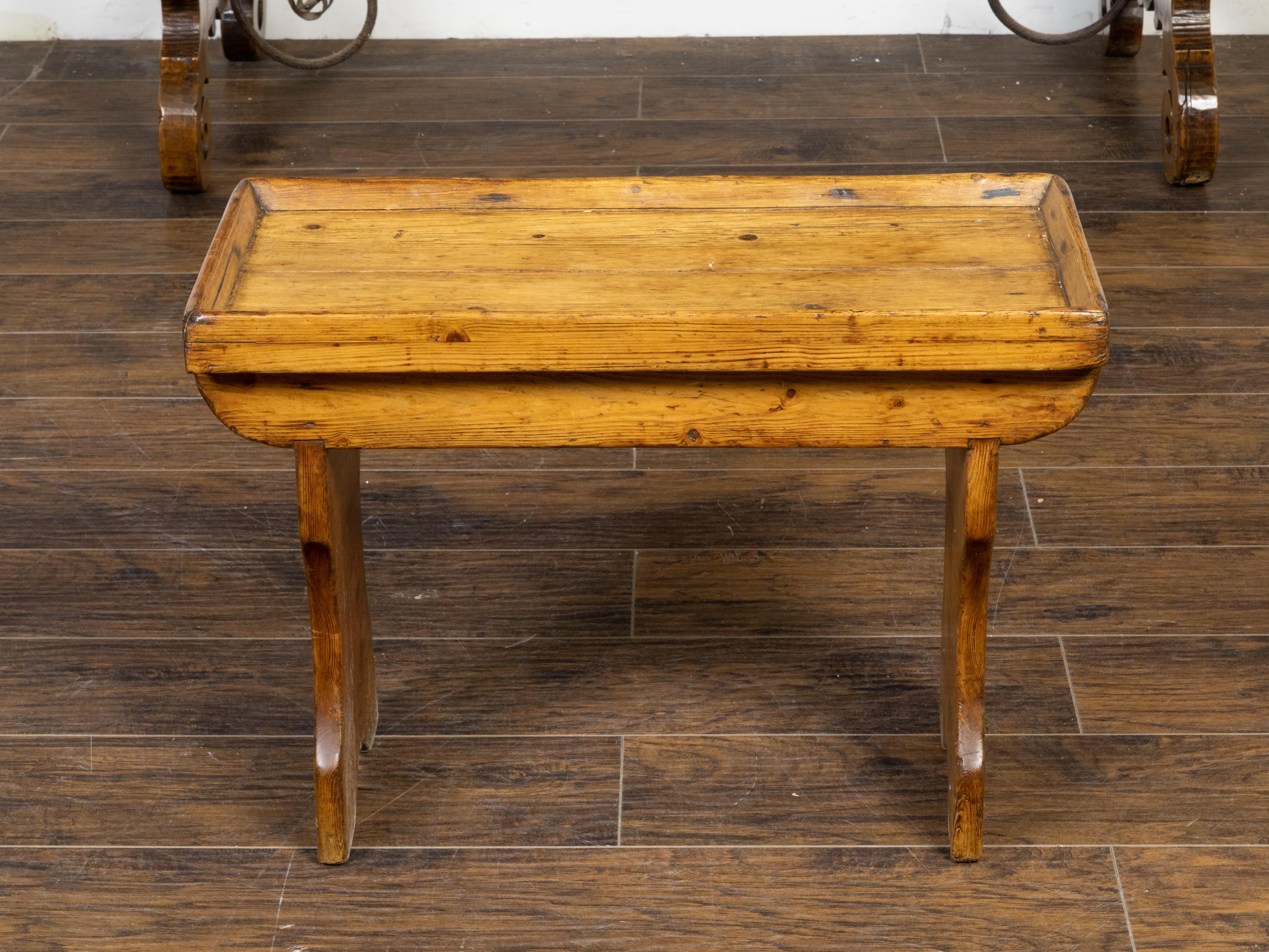 20th Century English Turn of the Century Pine Drinks Table with Tray Top and Carved Legs