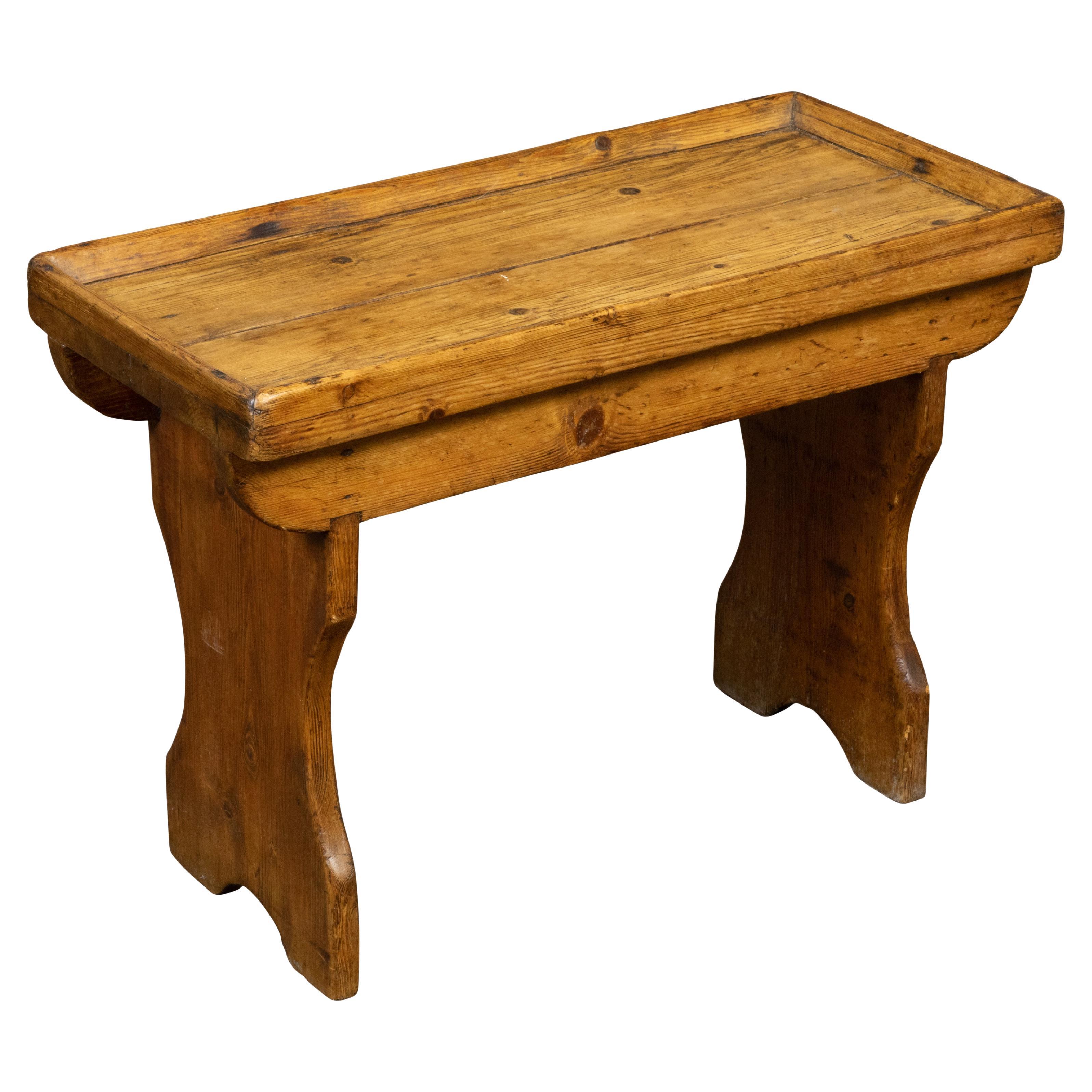 English Turn of the Century Pine Drinks Table with Tray Top and Carved Legs