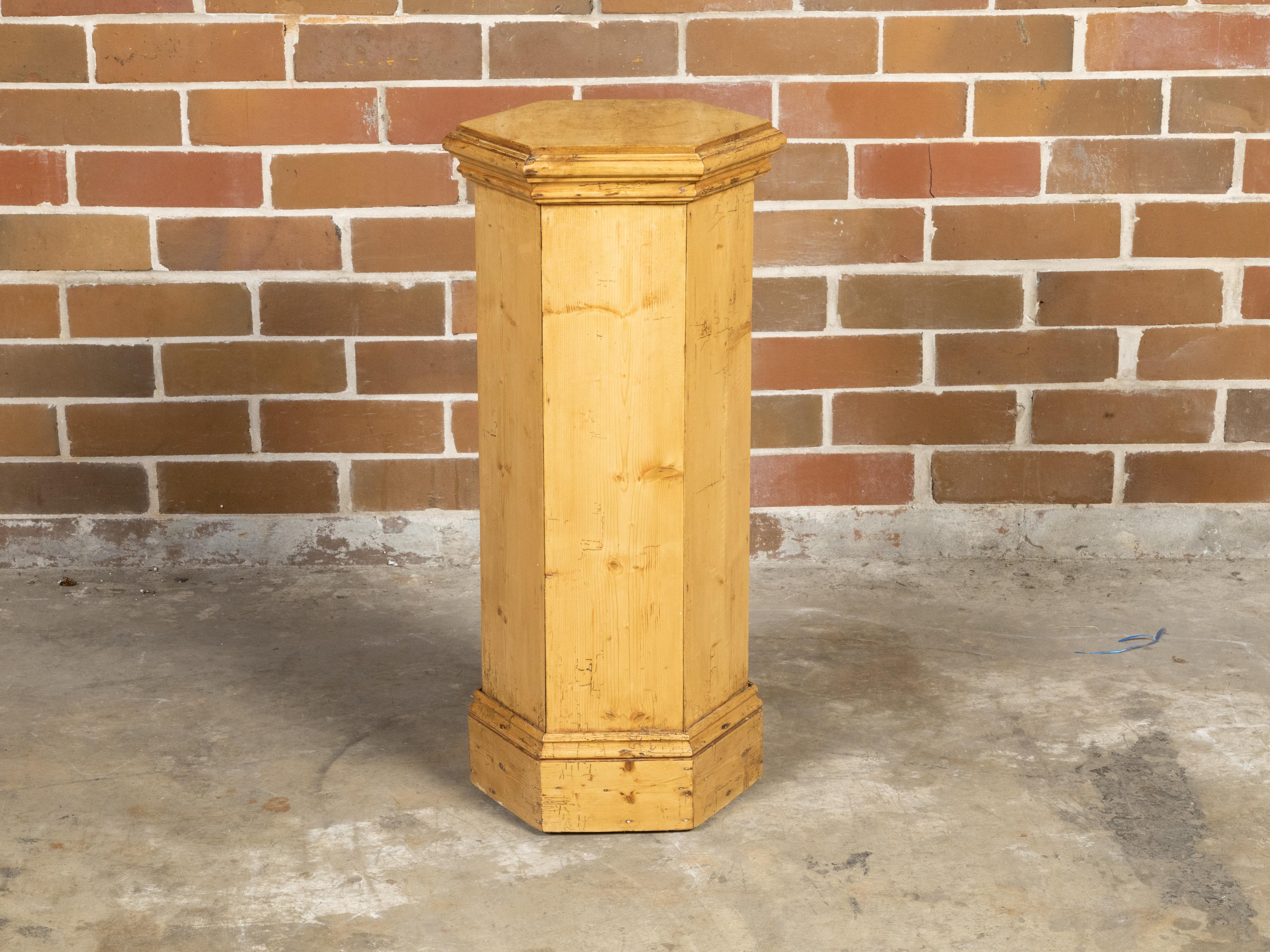 An English Turn of the Century rustic pine pedestal from the early 20th century, with hexagonal design and nicely weathered patina. Created in England at the Turn of the Century which saw the transition between the 19th to the 20th, this pine