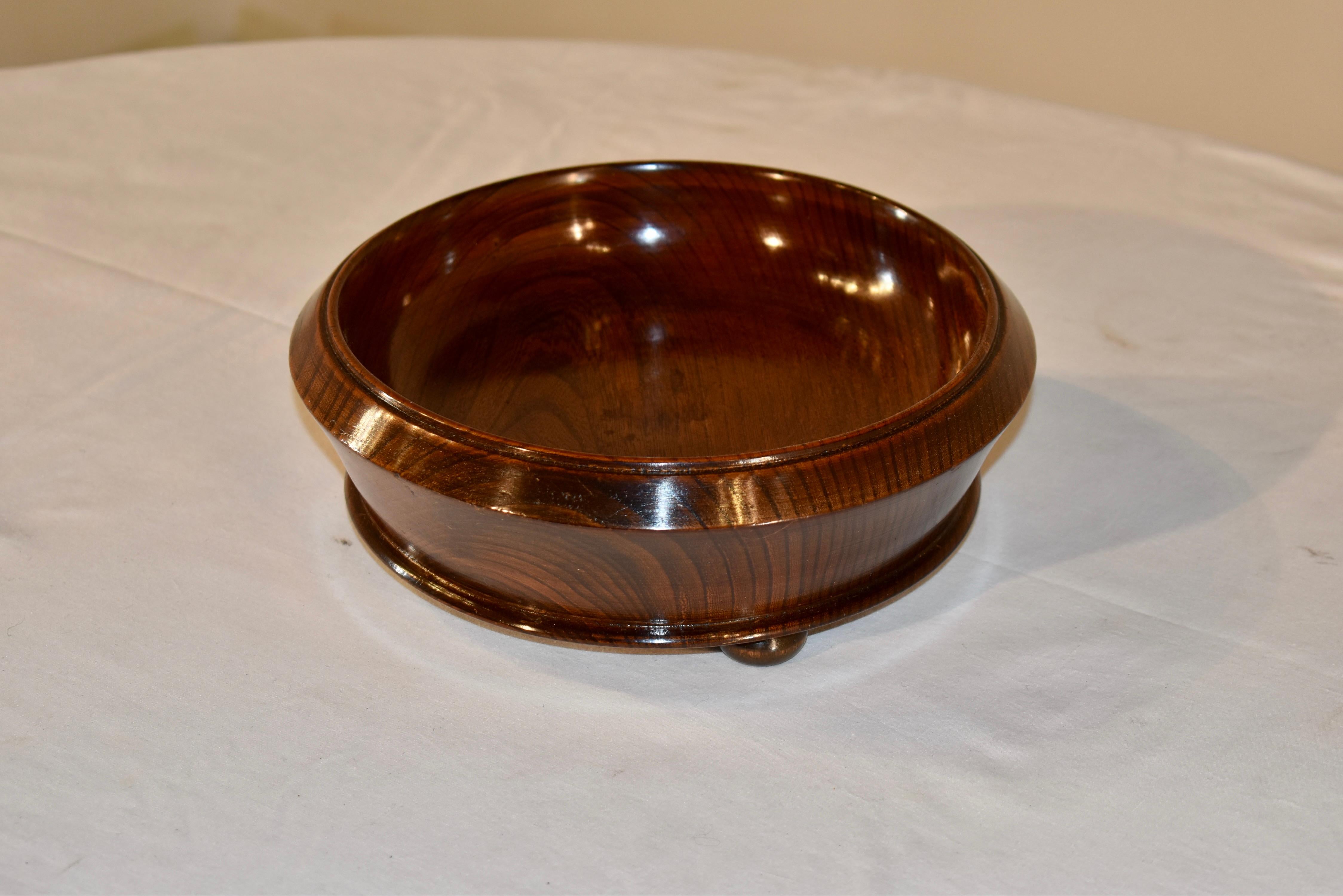 English Turned Bowl, C. 1900 In Good Condition For Sale In High Point, NC