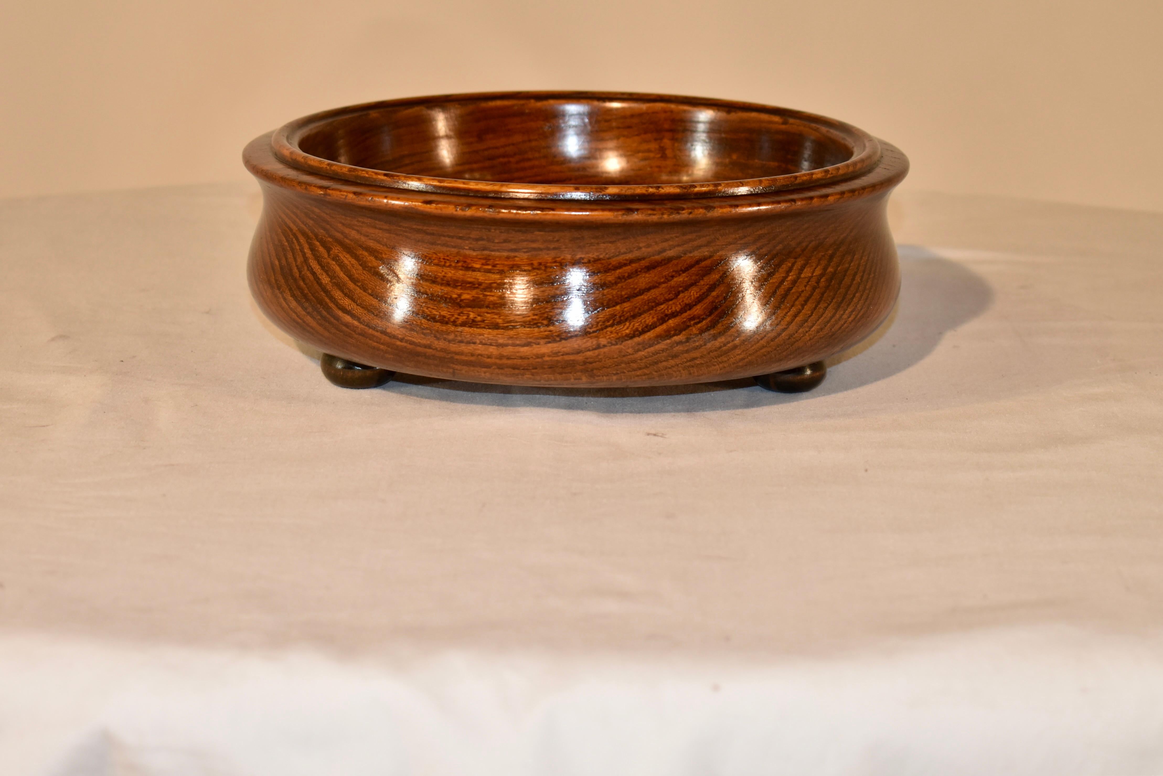 Edwardian hand-turned oak bowl from England, circa 1900. It has a lovely shape and beautiful graining. Raised on three turned feet.