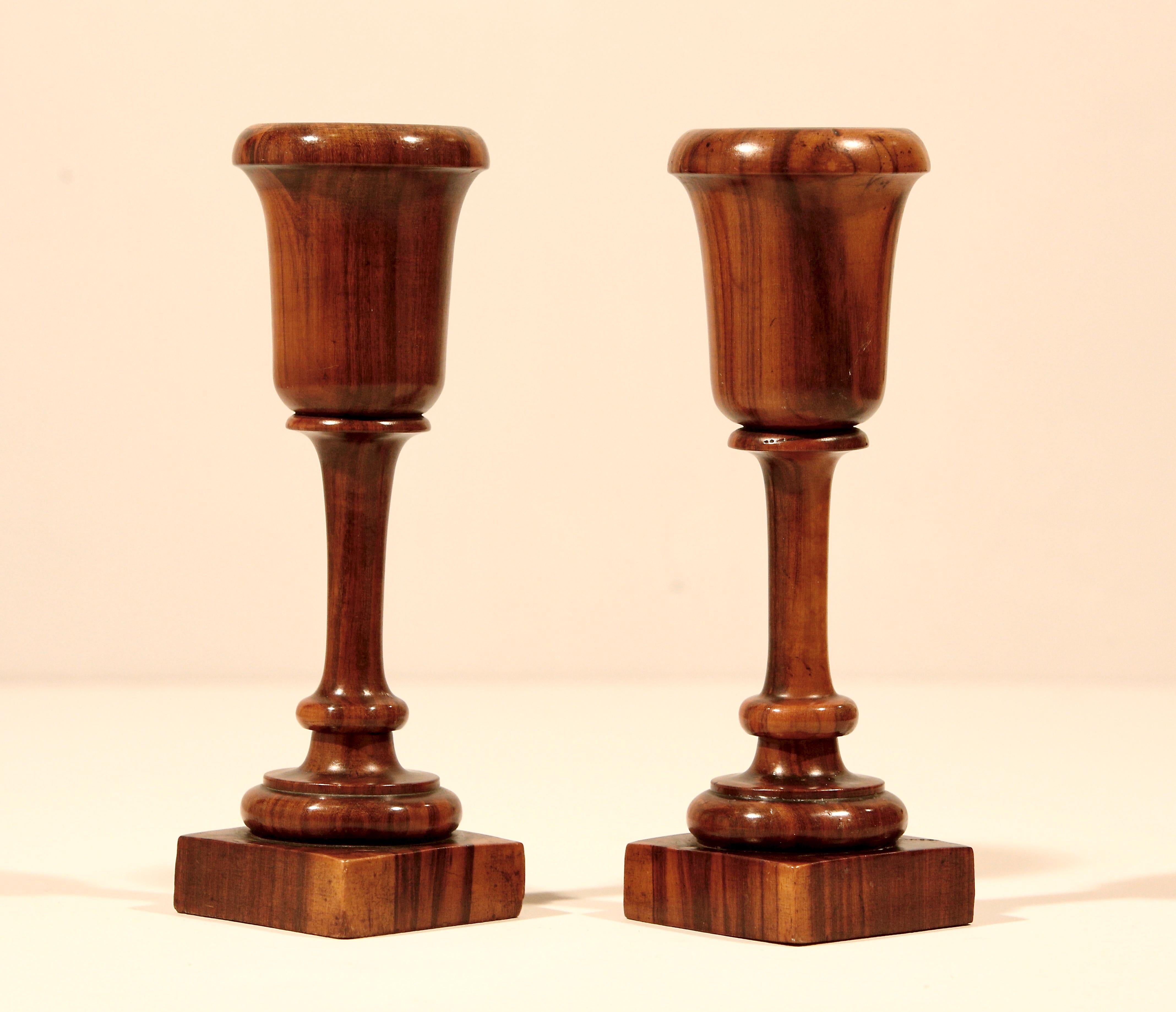 Coppia di vasi a stelo in legno di Lignum Vitae torniti in Inghilterra

Coppia di vasi a stelo rovesciato in lignum vitae provenienti dall'Inghilterra, 1840 circa, con forme a coppa leggermente ondulate su steli sottili e nodosi con colletto filato