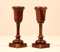 Pareja de jarrones ingleses torneados con vástago derramado de madera de urna de Lignum Vitae