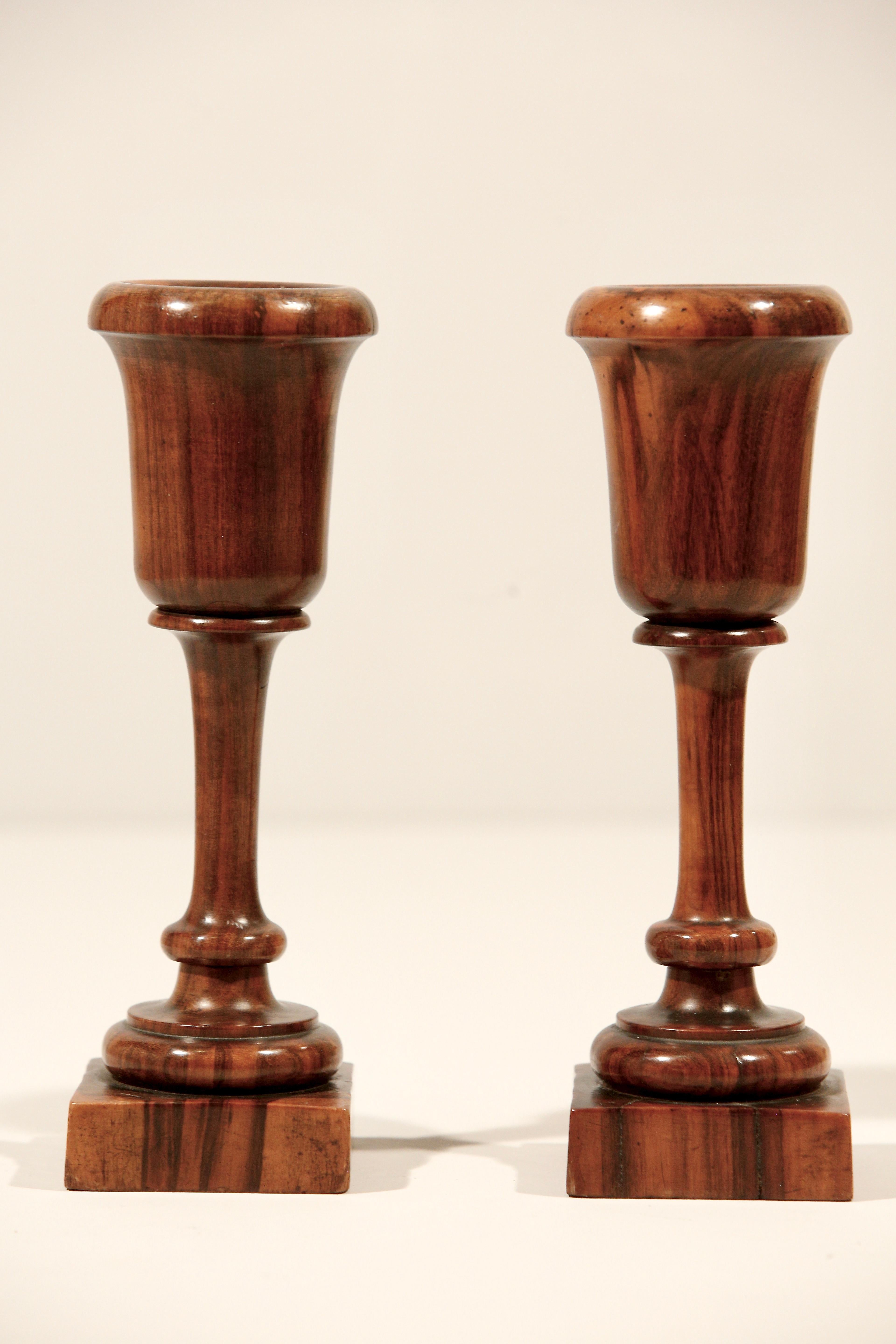 Neogotico Coppia di vasi a stelo in legno di Lignum Vitae torniti in Inghilterra in vendita
