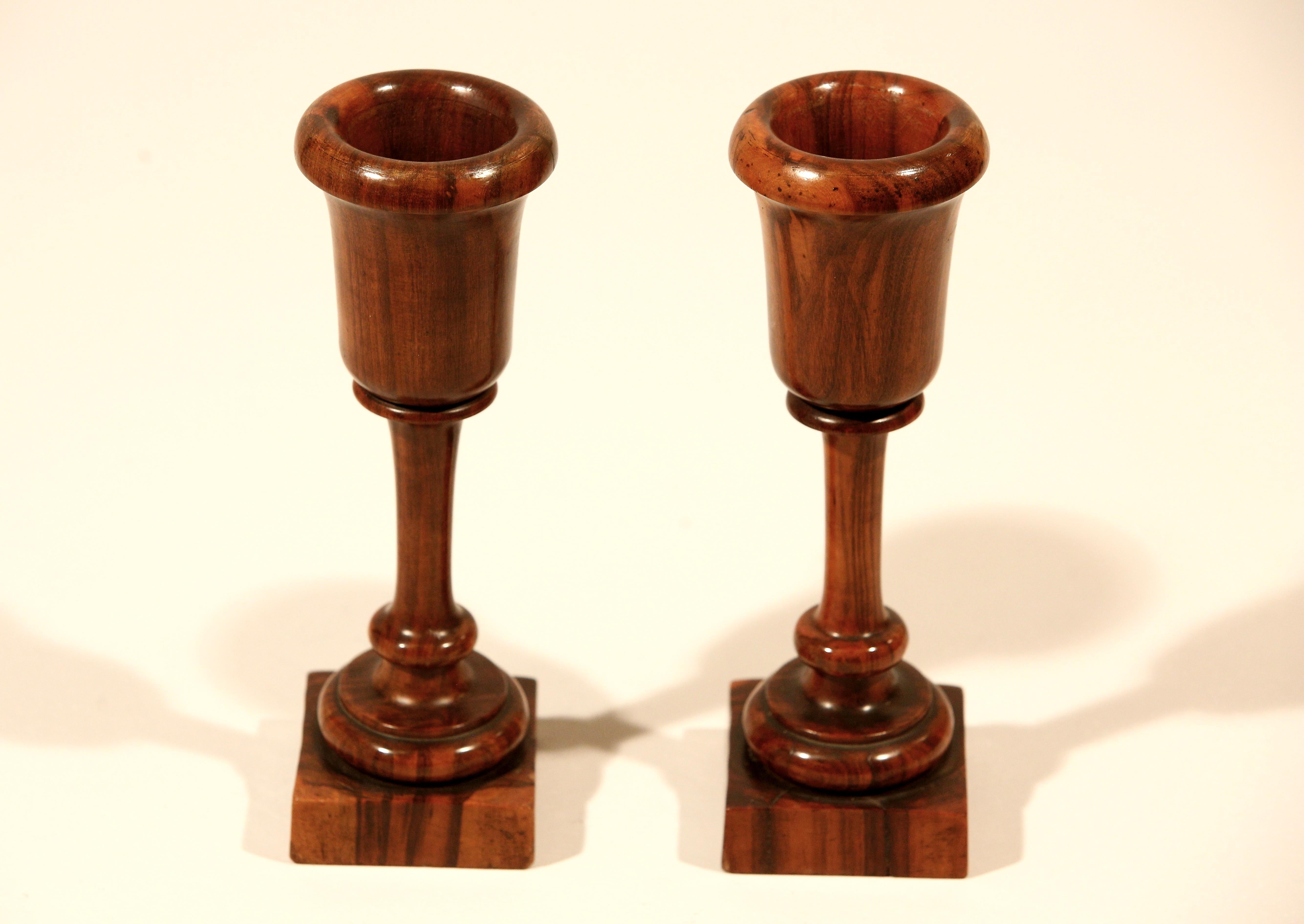 Britannico Coppia di vasi a stelo in legno di Lignum Vitae torniti in Inghilterra in vendita