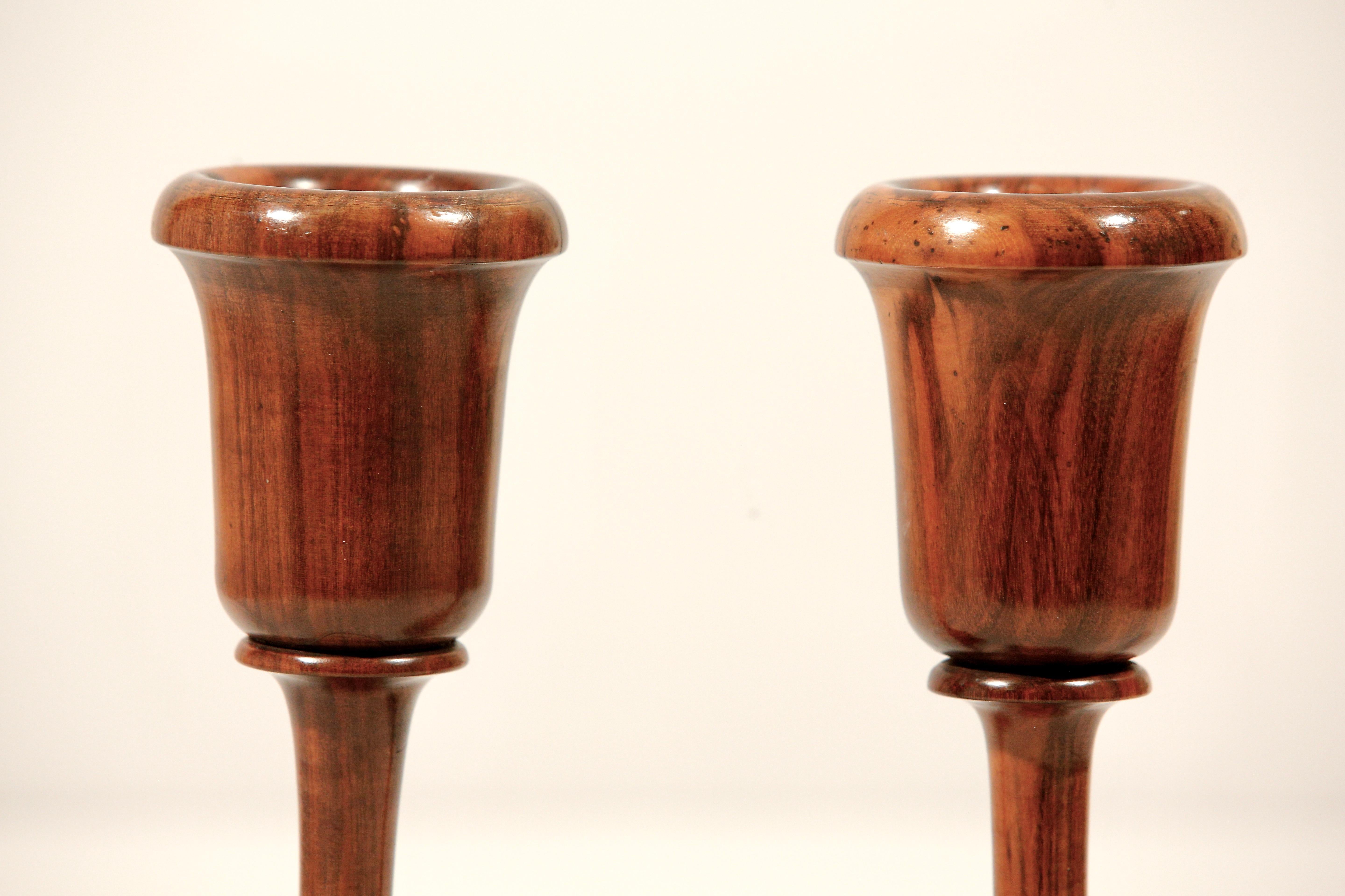 Tornito Coppia di vasi a stelo in legno di Lignum Vitae torniti in Inghilterra in vendita