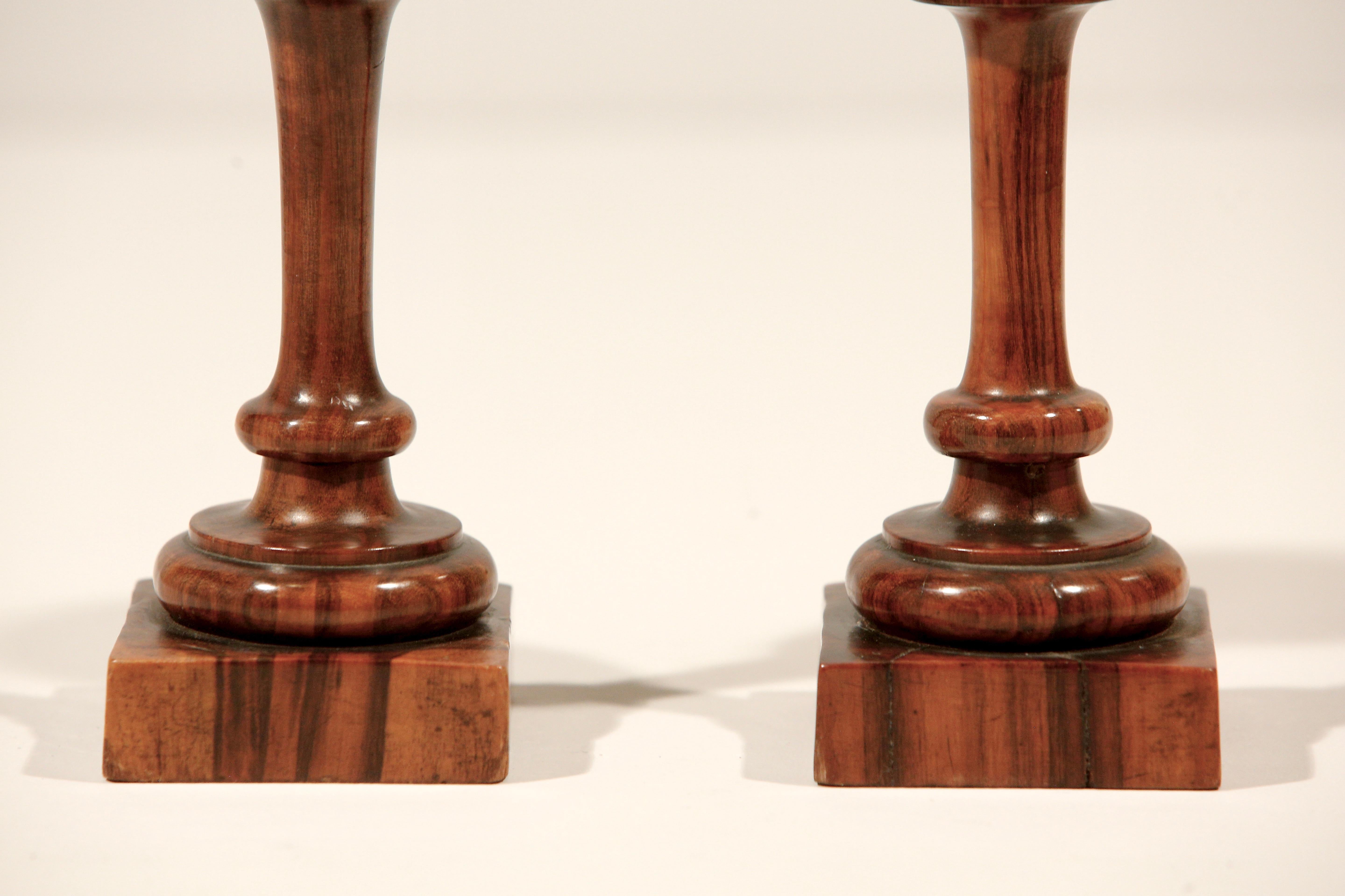 Coppia di vasi a stelo in legno di Lignum Vitae torniti in Inghilterra In condizioni buone in vendita a Cheltenham, GB