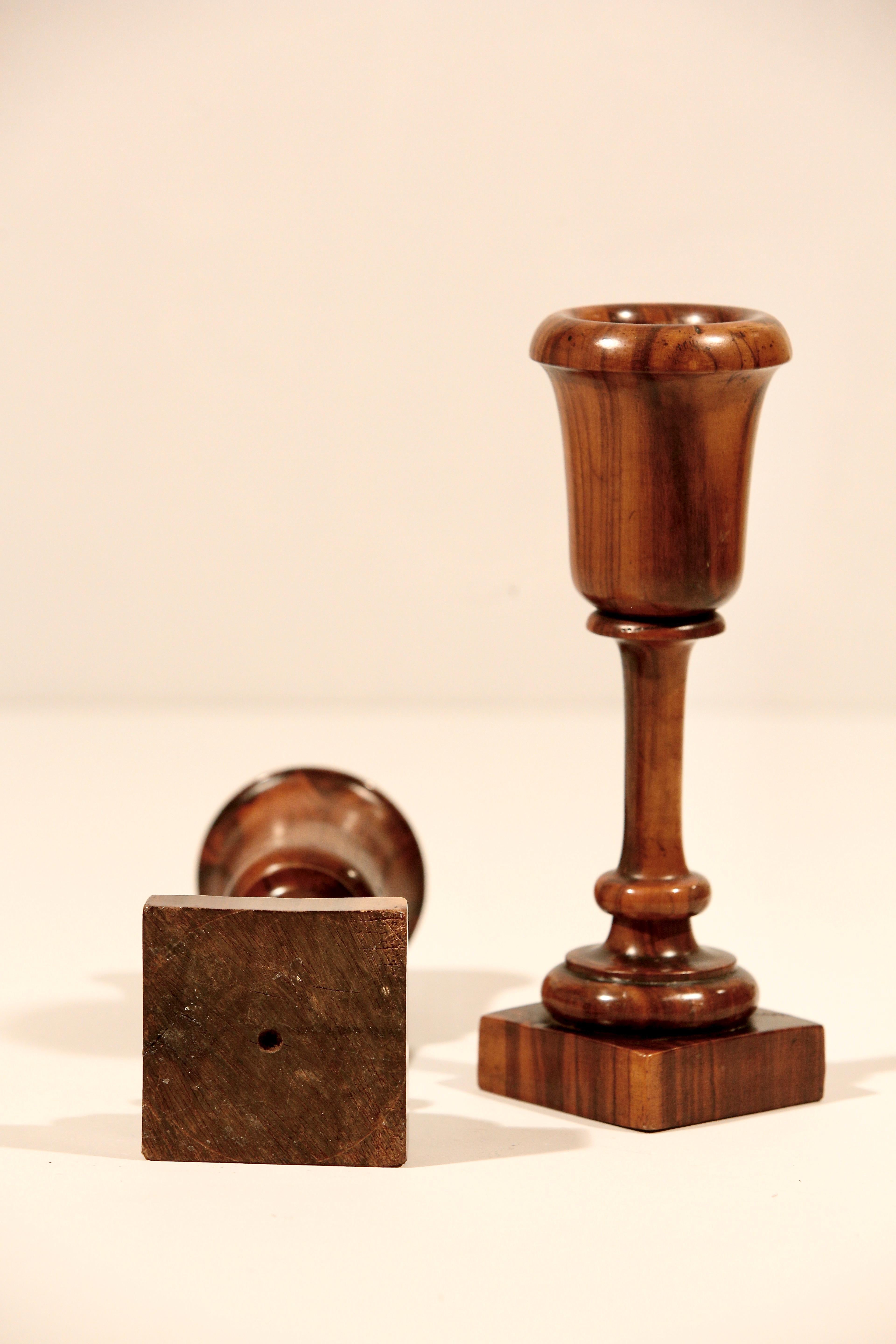 XIX secolo Coppia di vasi a stelo in legno di Lignum Vitae torniti in Inghilterra in vendita