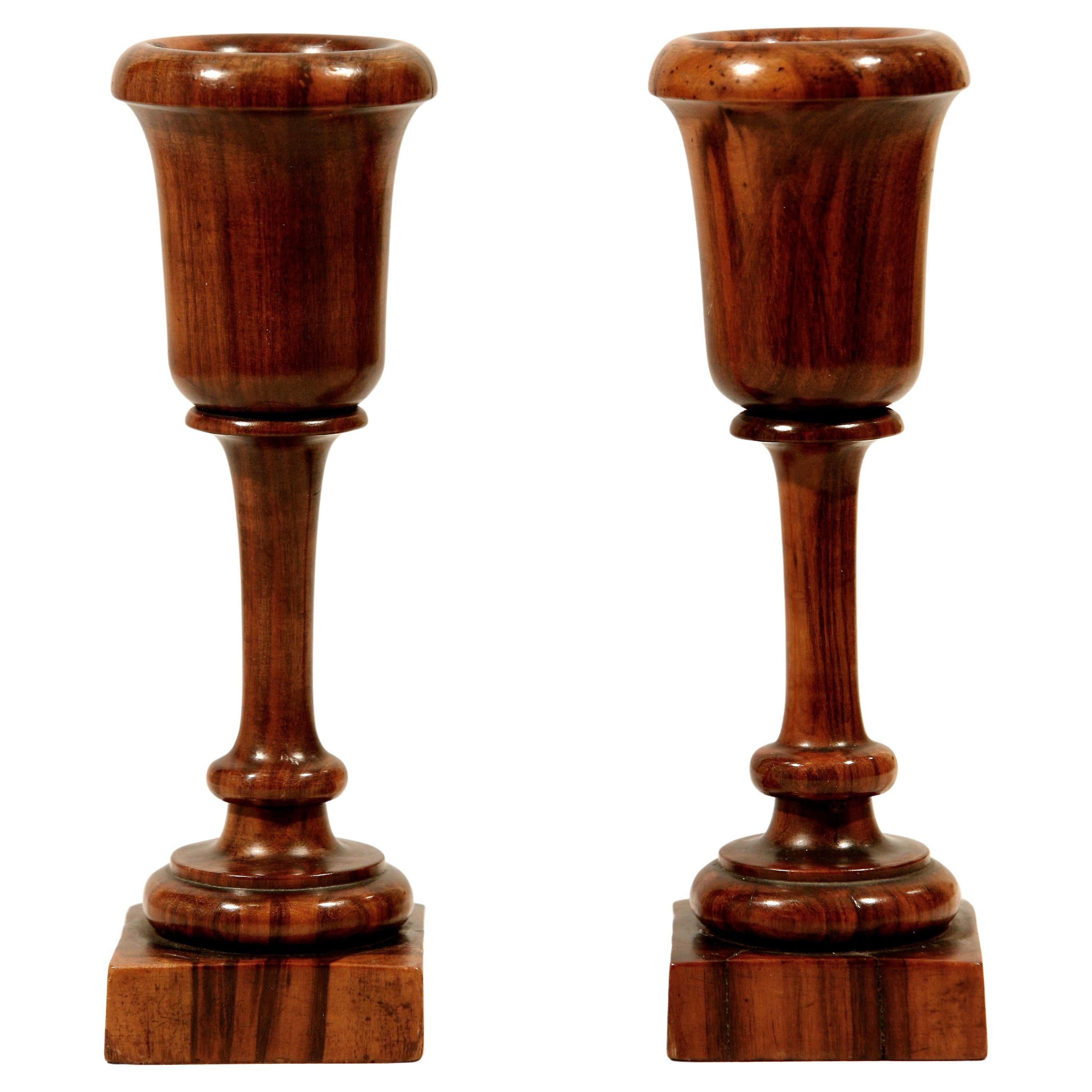 Coppia di vasi a stelo in legno di Lignum Vitae torniti in Inghilterra