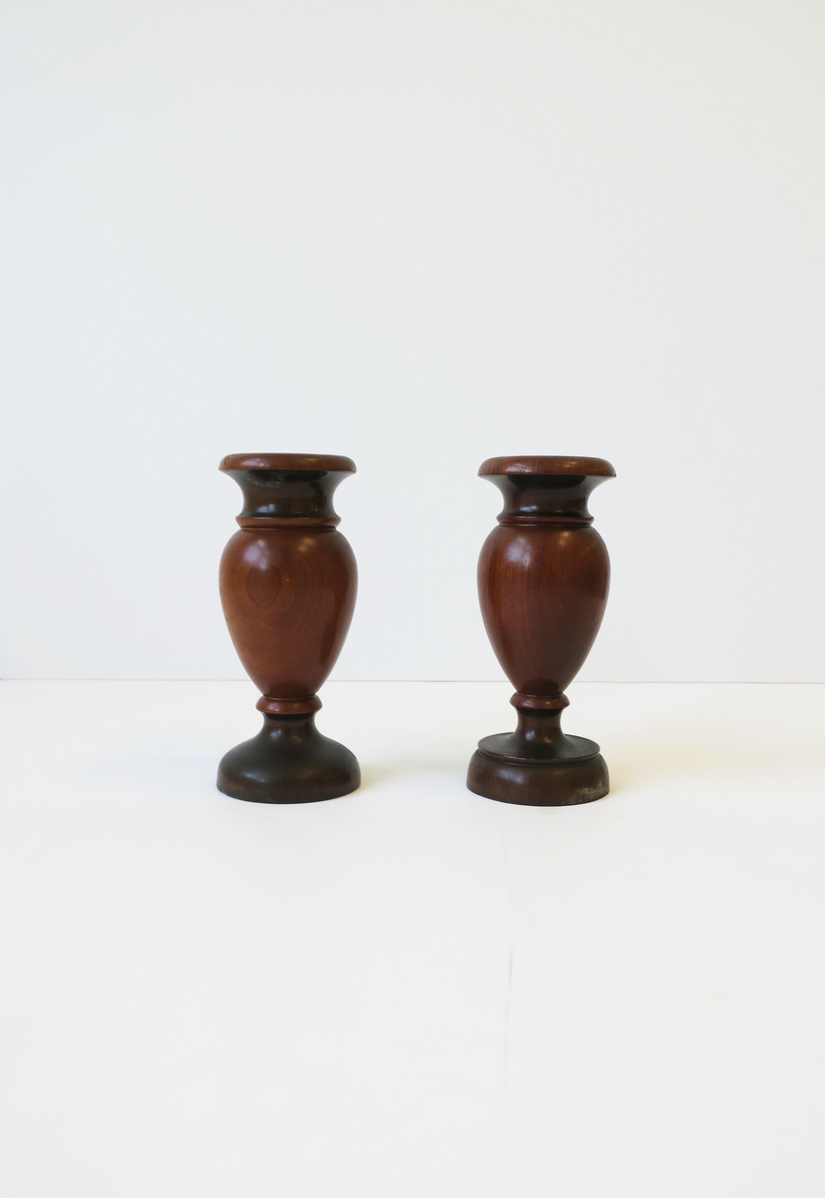 A beautiful pair/set of late-19th century English turned walnut urn spill vases with collard lip over neck, standing on a turned foot base, England. Dimensions: 2.63