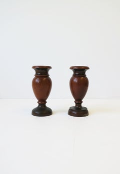 Paire de vases de déversement d'urnes en bois de noyer tourné, Angleterre, circa 19ème siècle