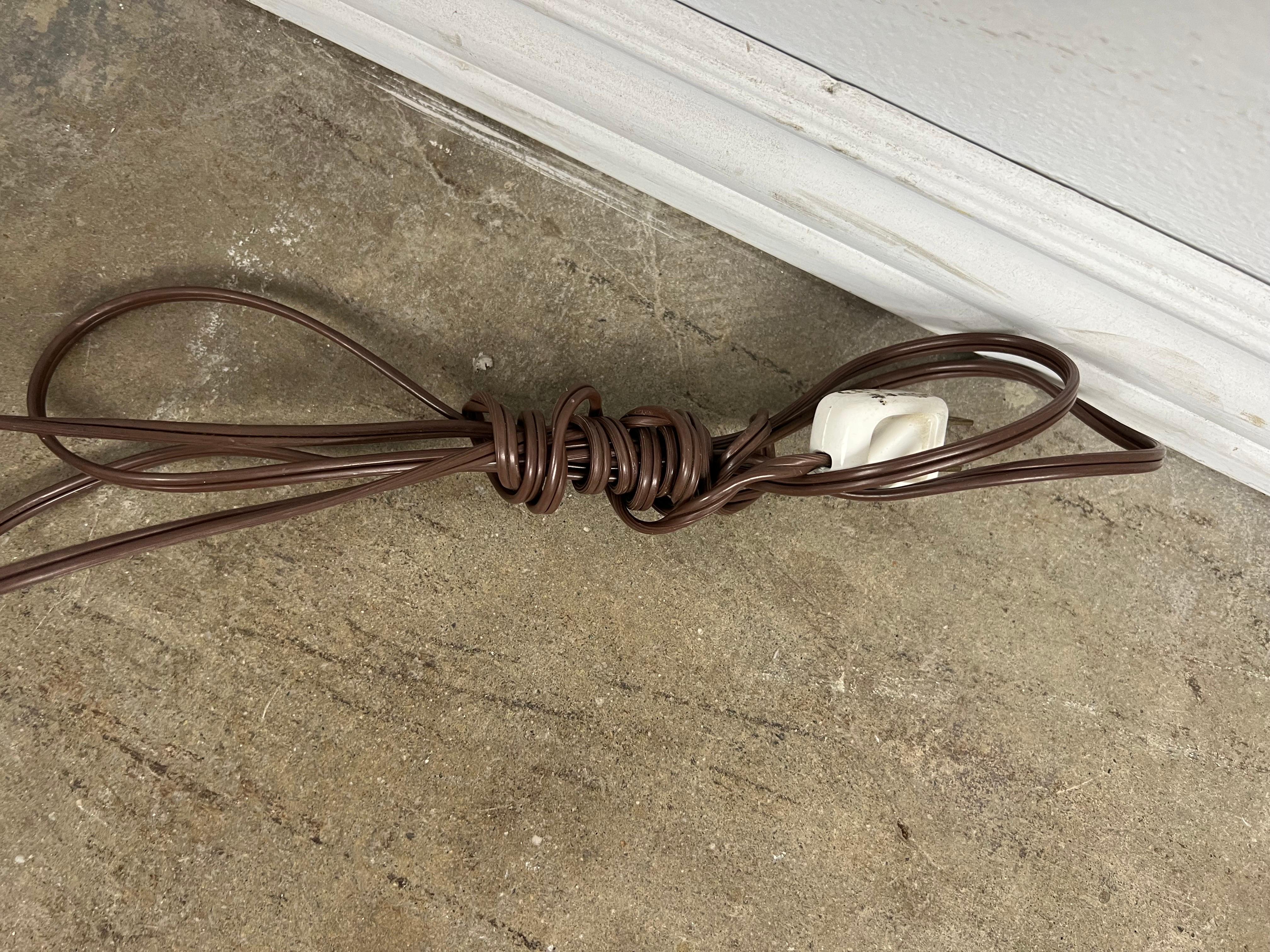 Bois Lampe sur pied en orge torsadé anglais avec abat-jour naturel
