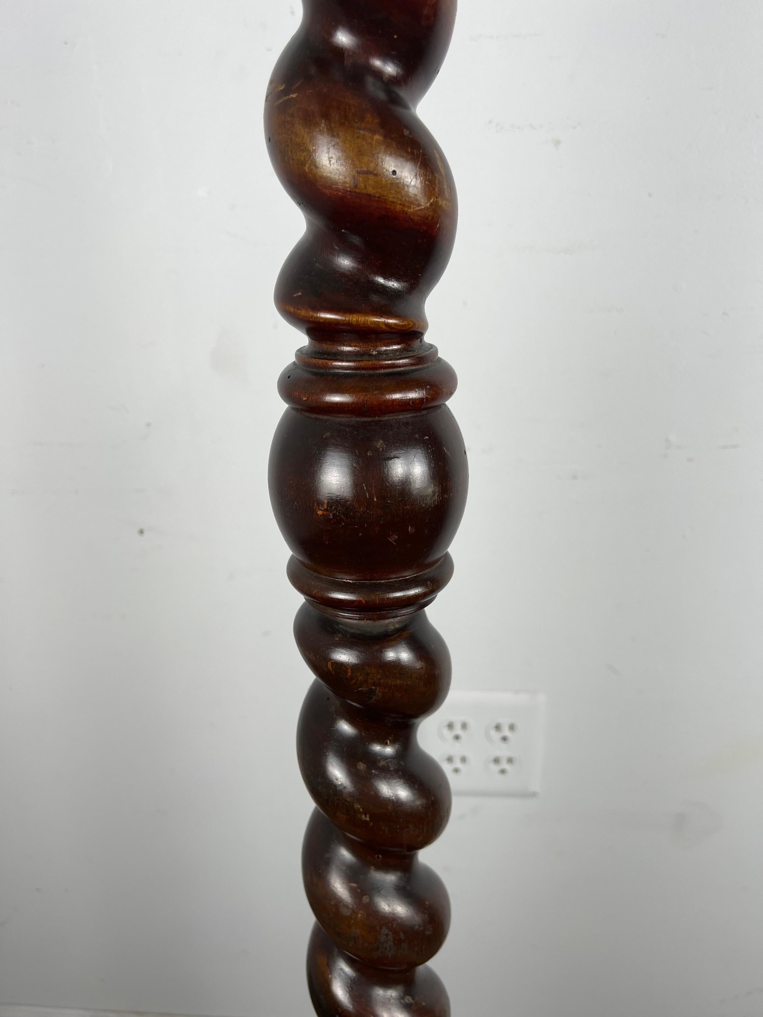 XIXe siècle Lampe sur pied en orge torsadé anglais avec abat-jour naturel en vente