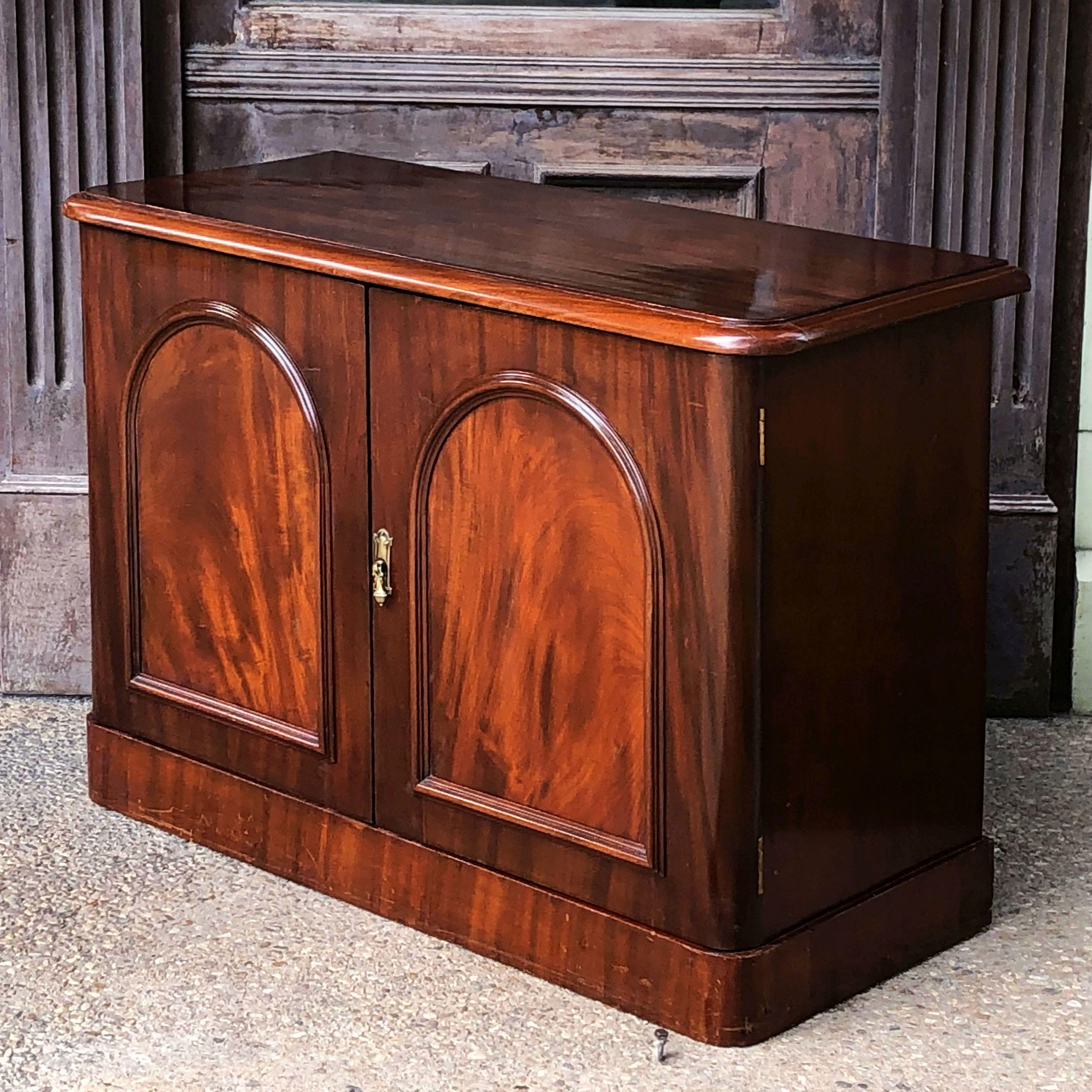 English Two-Door Cabinet or Chiffonier of Mahogany from the 19th Century In Good Condition In Austin, TX