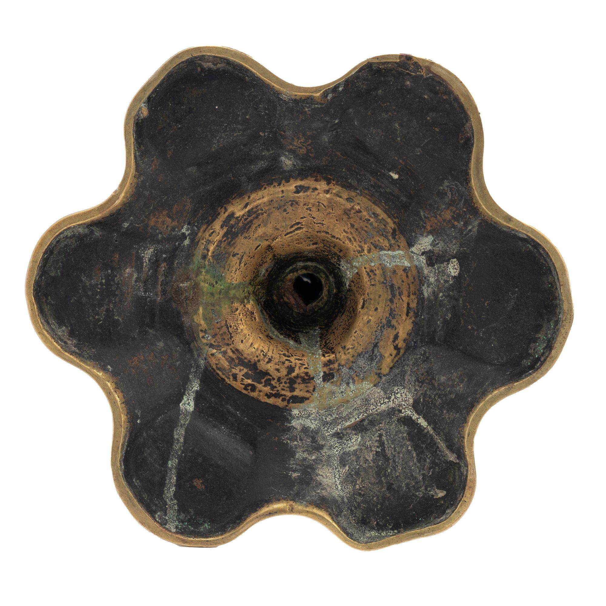 Chandelier anglais en deux parties avec base à pétales en laiton moulé, 1760 Bon état - En vente à Kenilworth, IL