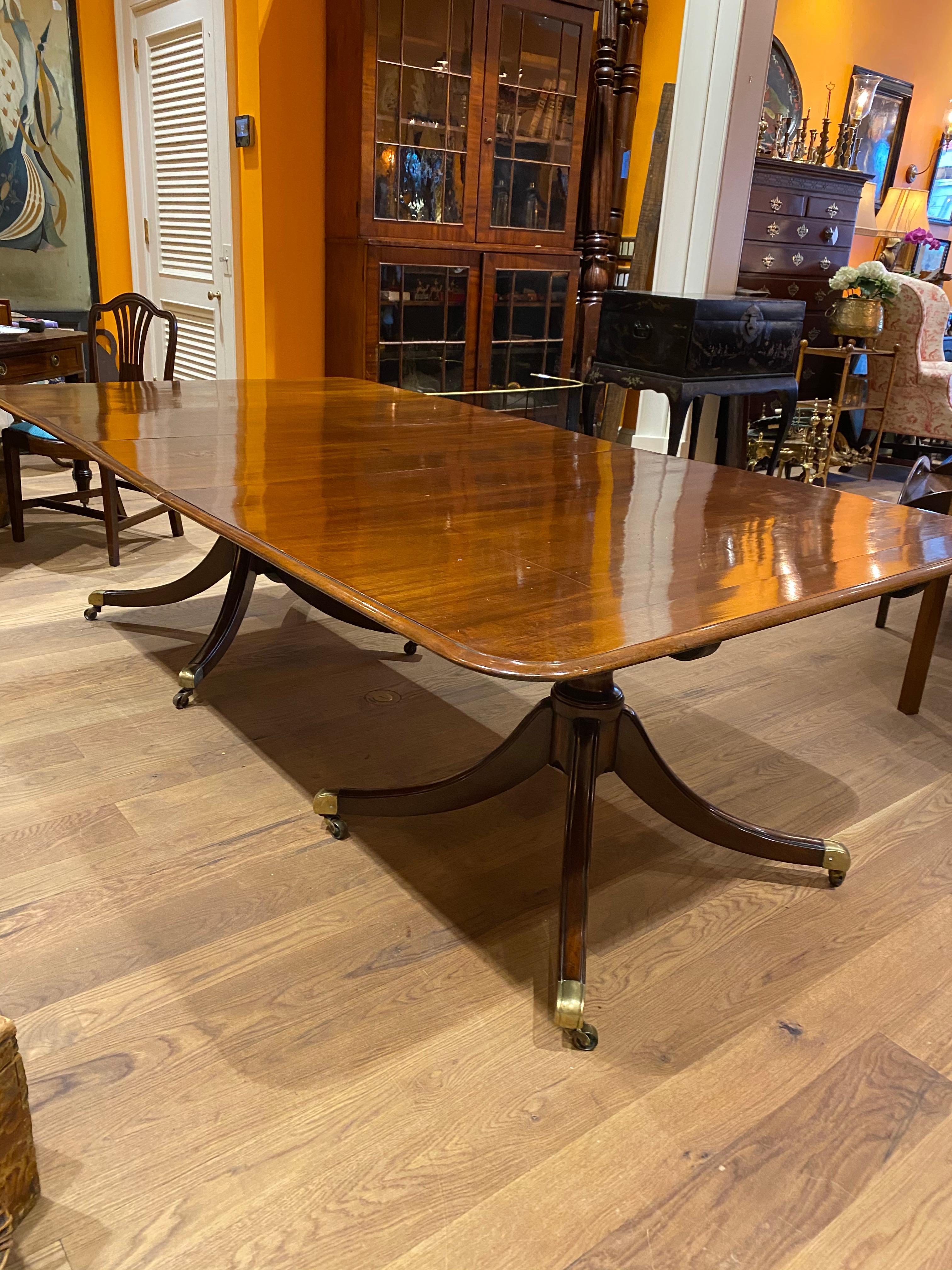 English Two Pedestal Late 19th Century Mahogany Dining Table In Good Condition In Charleston, SC