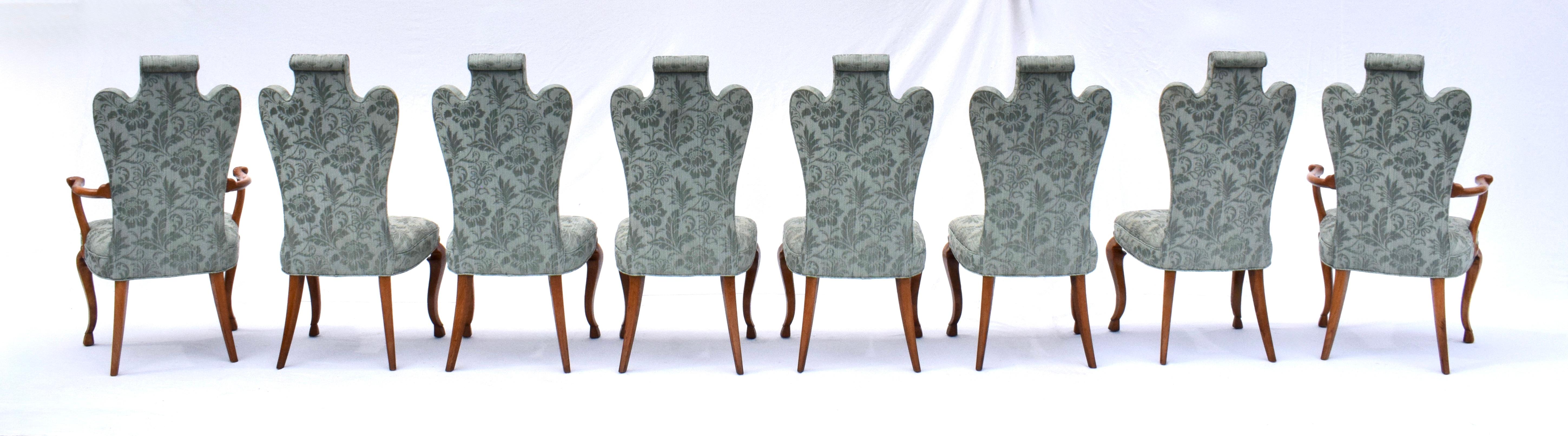 Set di otto sedie da pranzo imbottite in legno di sicomoro o di lepre, dallo stile inglese e dalle sorprendenti forme scultoree delle gambe Pied de Biche, sollevate da zoccoli di cervo intagliati a mano. La squisita tappezzeria in damasco blu Greene