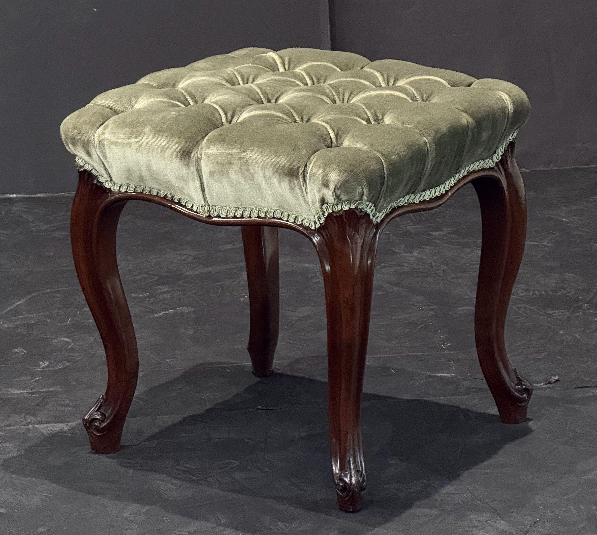 Bellissimo sgabello o panca inglese rettangolare, con seduta imbottita in velluto trapuntato su una struttura in legno con gambe cabriole in mogano tornito, 

Due disponibili - Prezzo individuale - $1895 per ogni sgabello