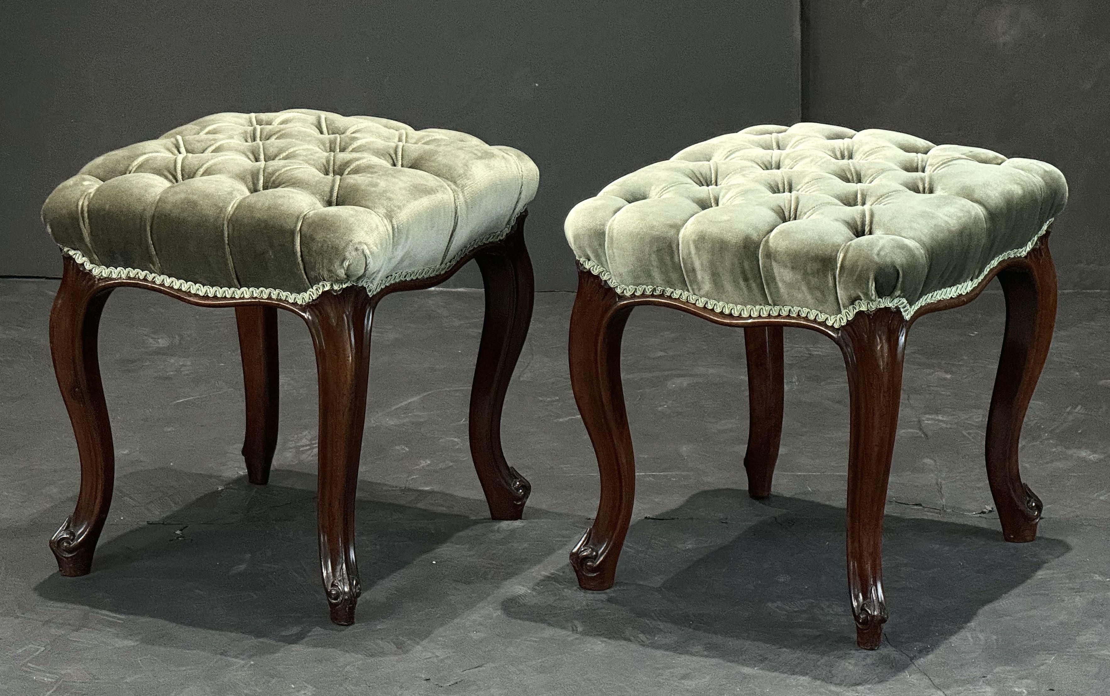 Sgabello inglese imbottito in velluto su gambe cabriole - Due disponibili In condizioni buone in vendita a Austin, TX