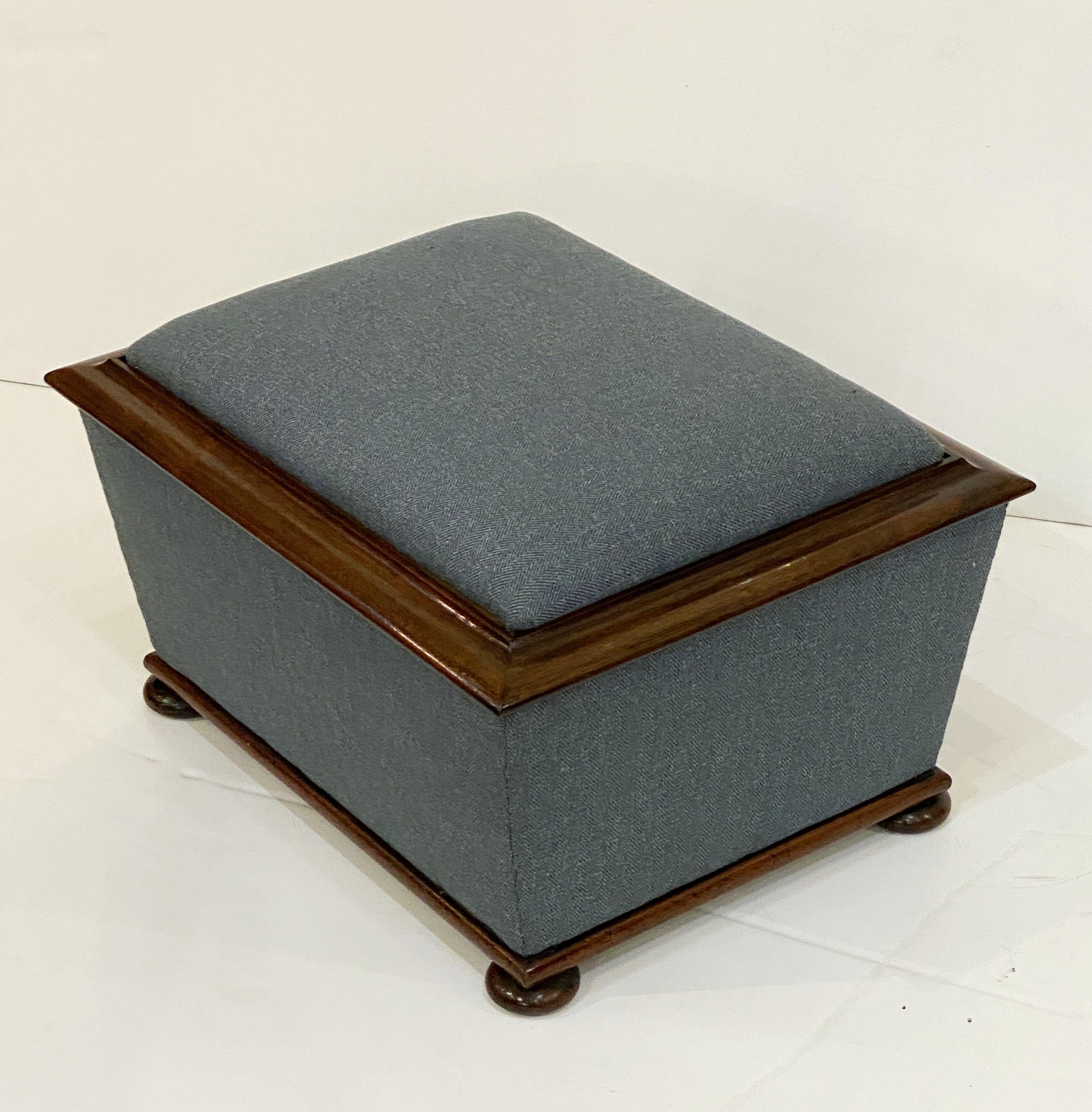 English Upholstered Trunk or Pouffe Ottoman Seat In Good Condition In Austin, TX