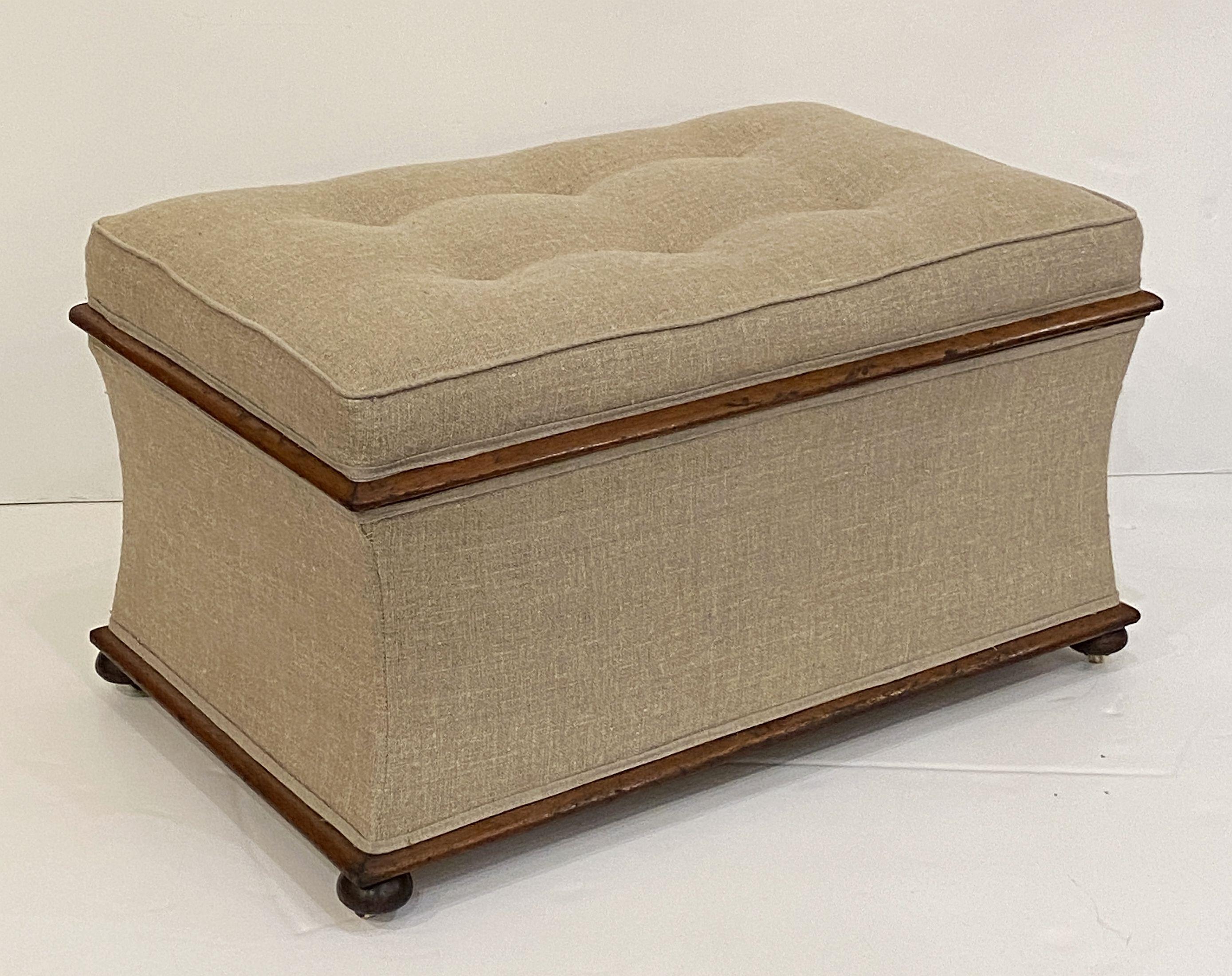 English Upholstered Trunk or Pouffe Ottoman Seat on Casters For Sale 5