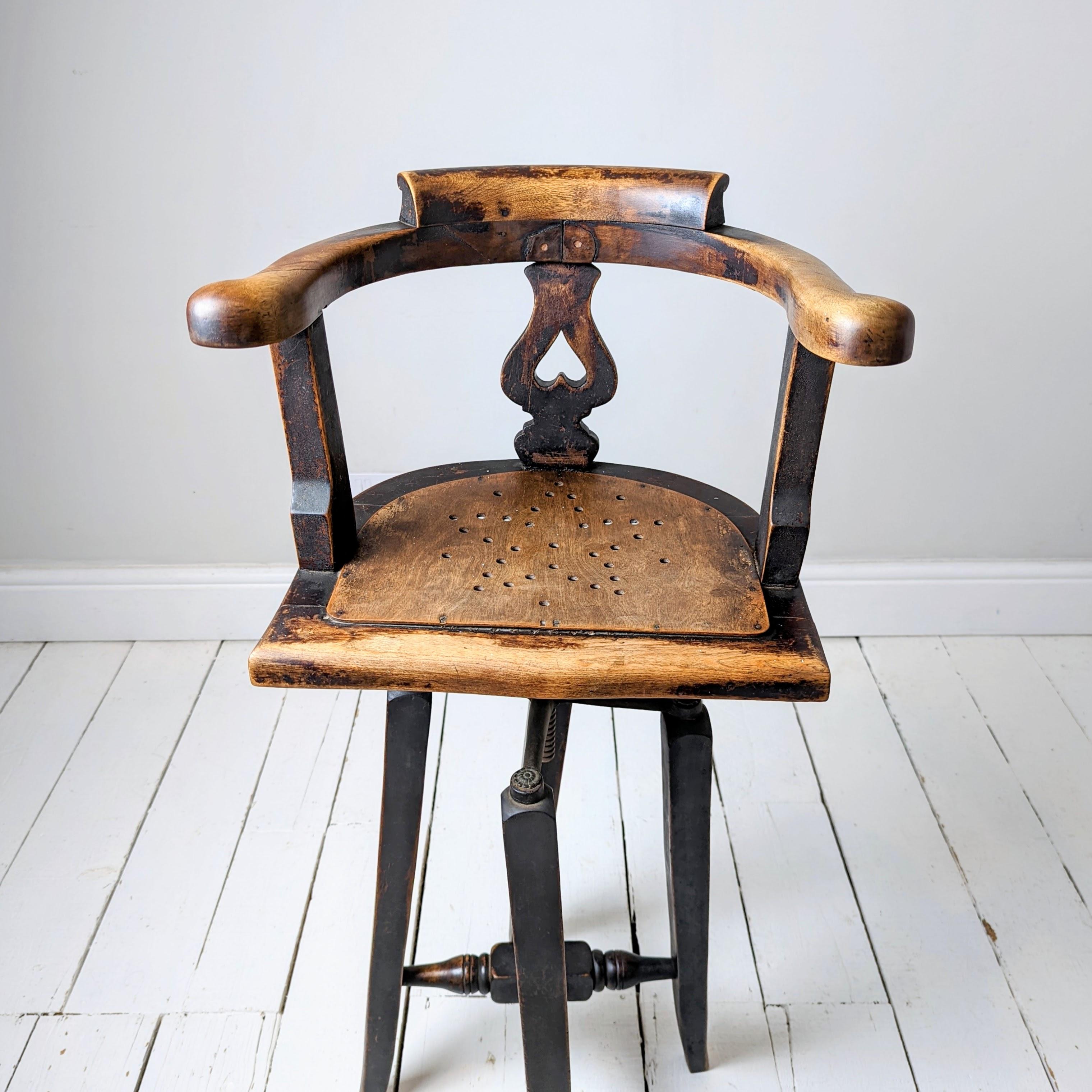  Englischer, volkstümlicher Barbers-Stuhl für Kinder aus dem 19. Jahrhundert (Land)
