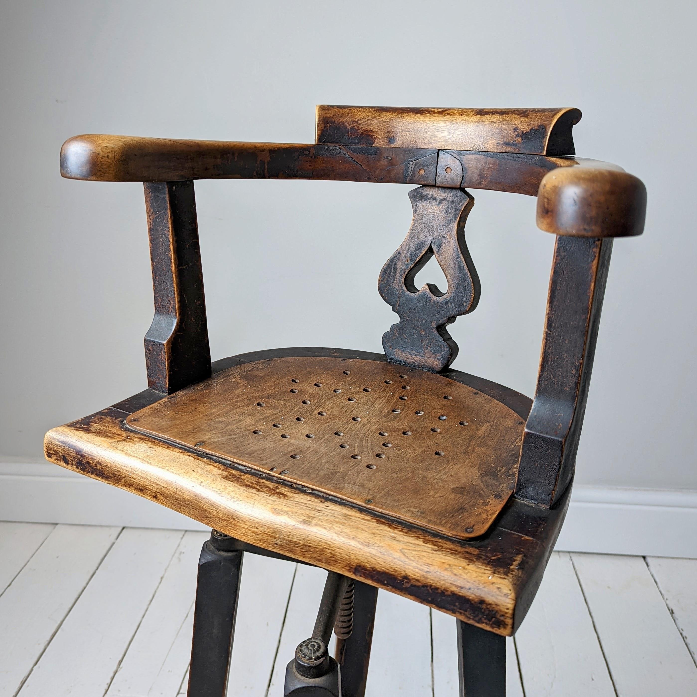  Englischer, volkstümlicher Barbers-Stuhl für Kinder aus dem 19. Jahrhundert (Gemalt)