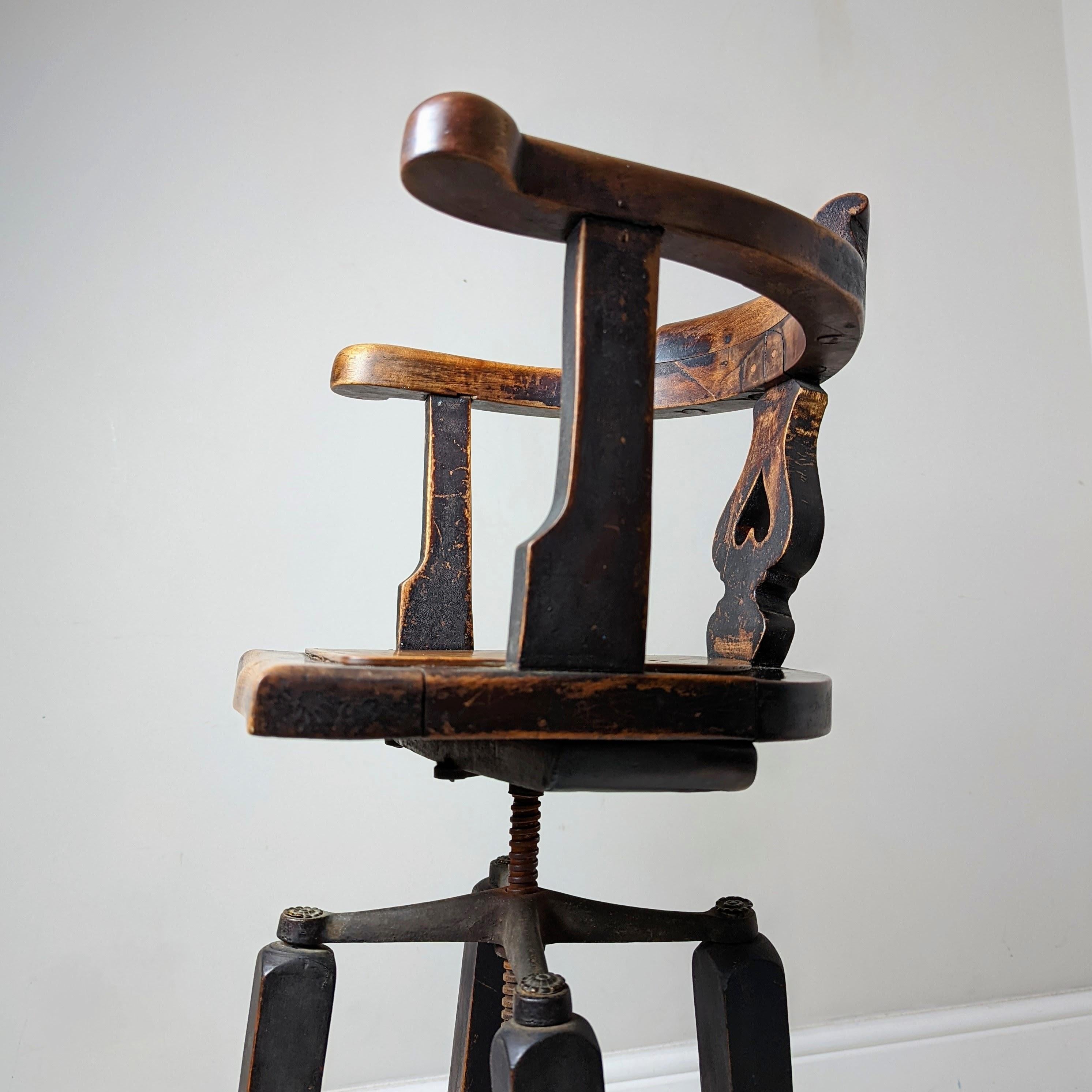  Englischer, volkstümlicher Barbers-Stuhl für Kinder aus dem 19. Jahrhundert 2