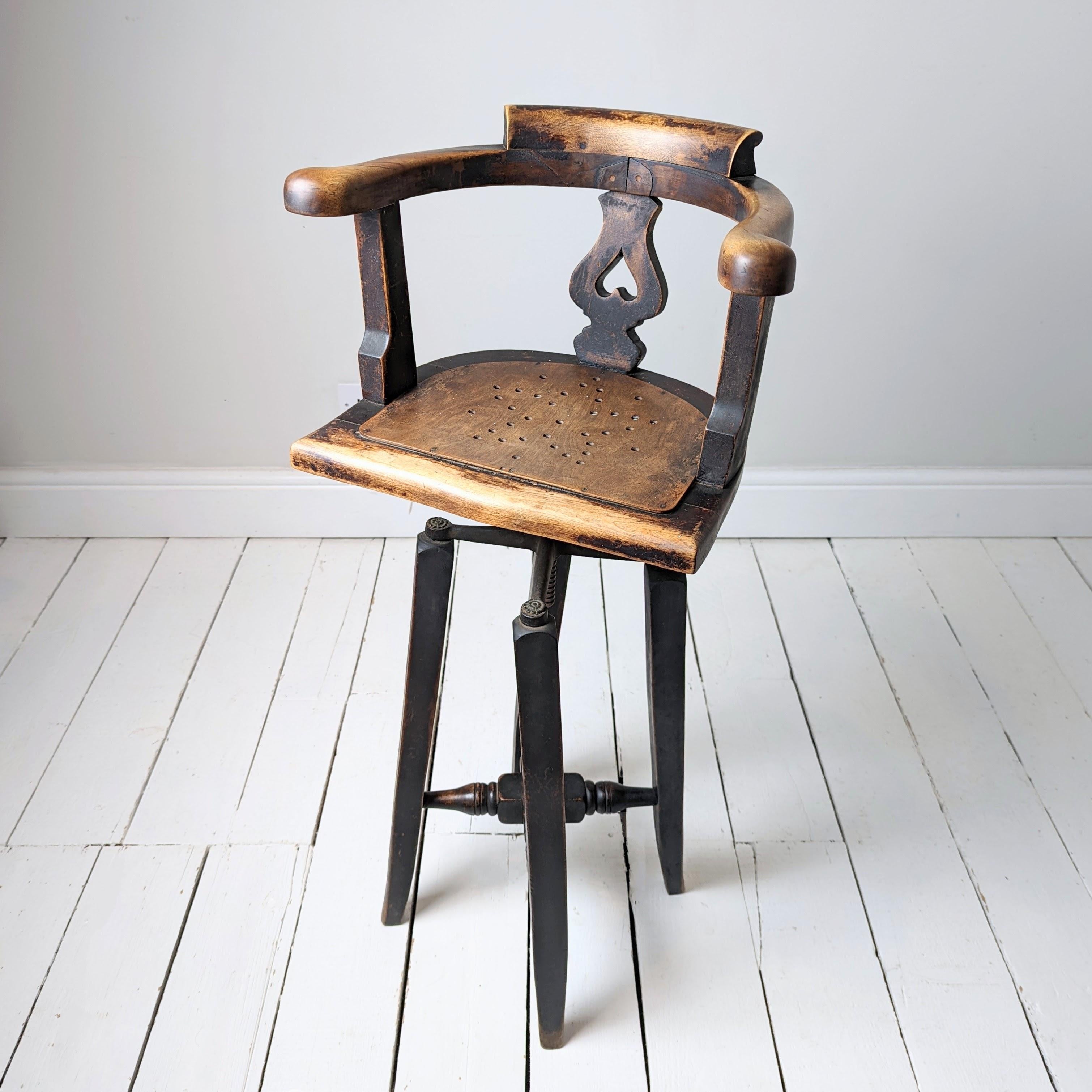  Englischer, volkstümlicher Barbers-Stuhl für Kinder aus dem 19. Jahrhundert 3