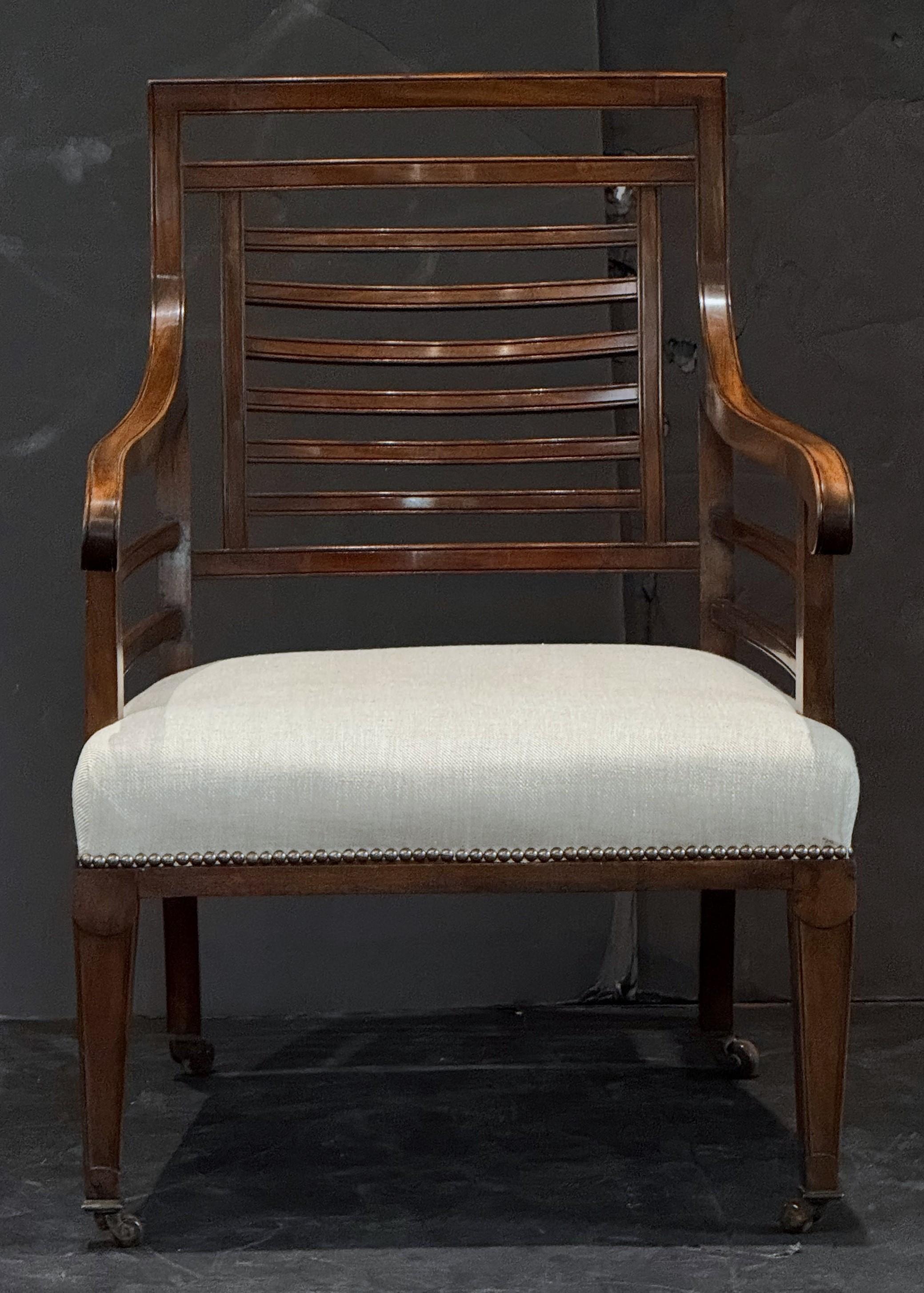 English Vernacular Reading Chair or Armchair of Mahogany from the Georgian Era In Good Condition For Sale In Austin, TX