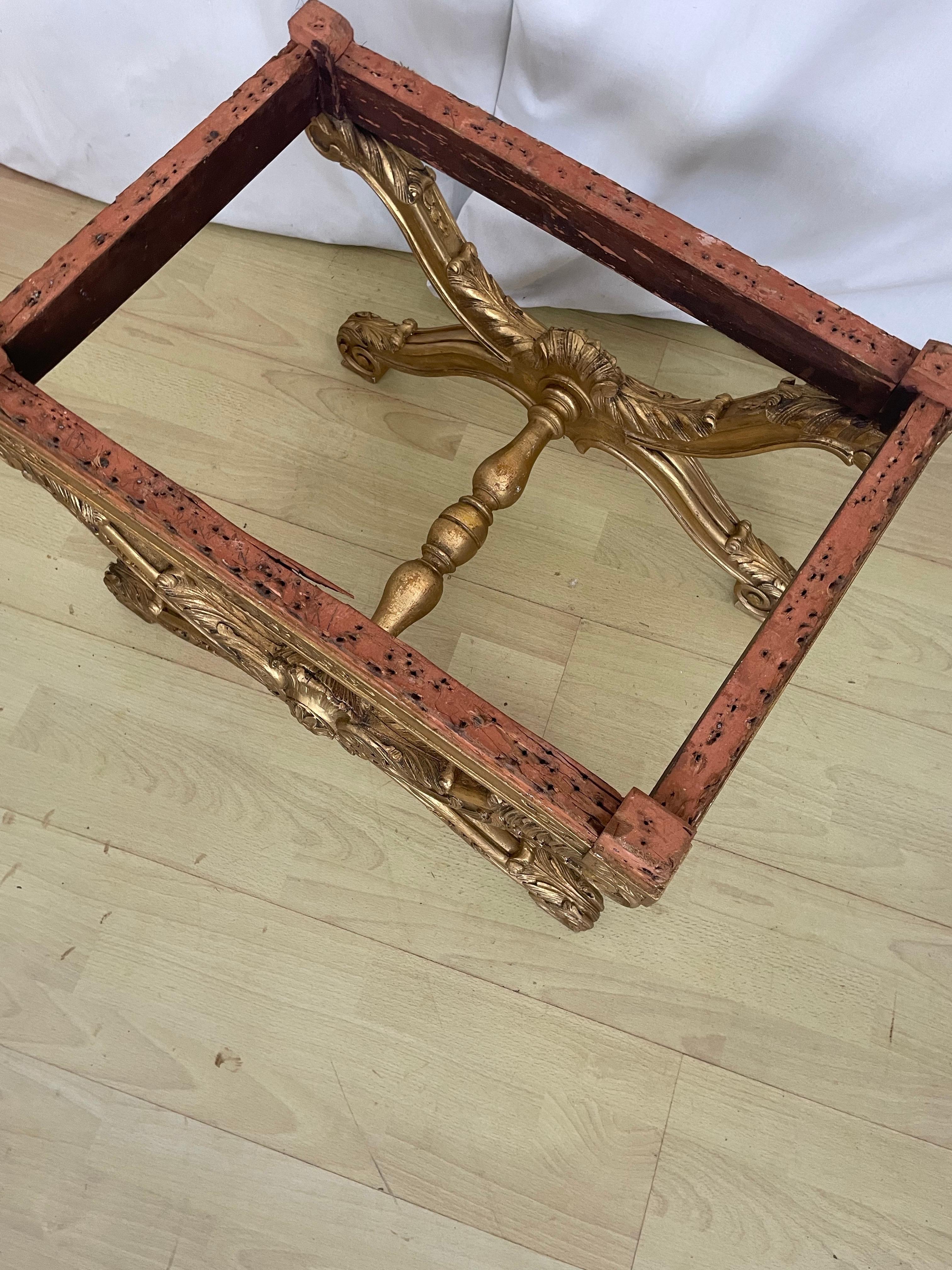 Sgabello inglese vittoriano in legno dorato con gambe intagliate e a voluta decorate con motivi a fogliame e unite da una barella tornita. Lo sgabello può essere rivestito con un tessuto di tua scelta a un costo aggiuntivo. 