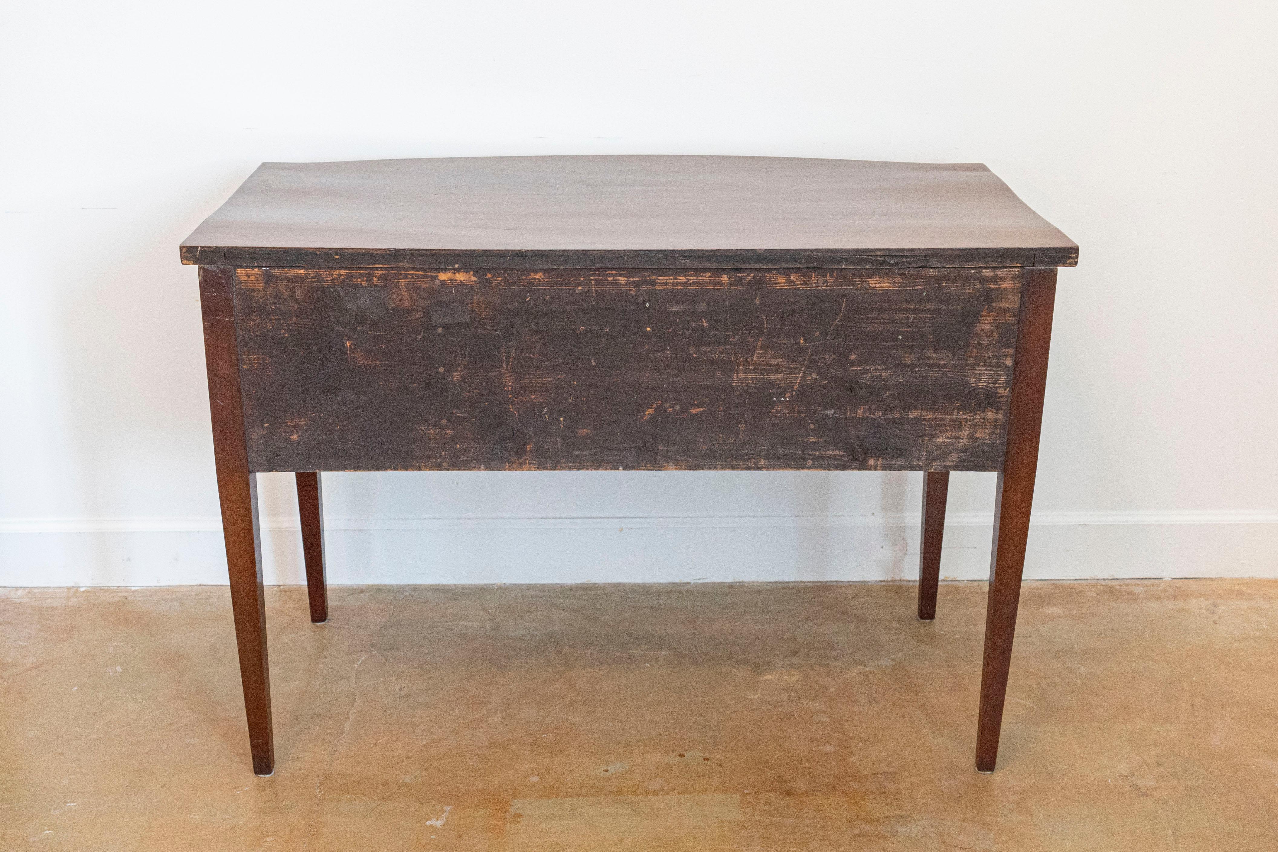 English Victorian 1860s Walnut and Mahogany Bowfront Sideboard with Five Drawers For Sale 3