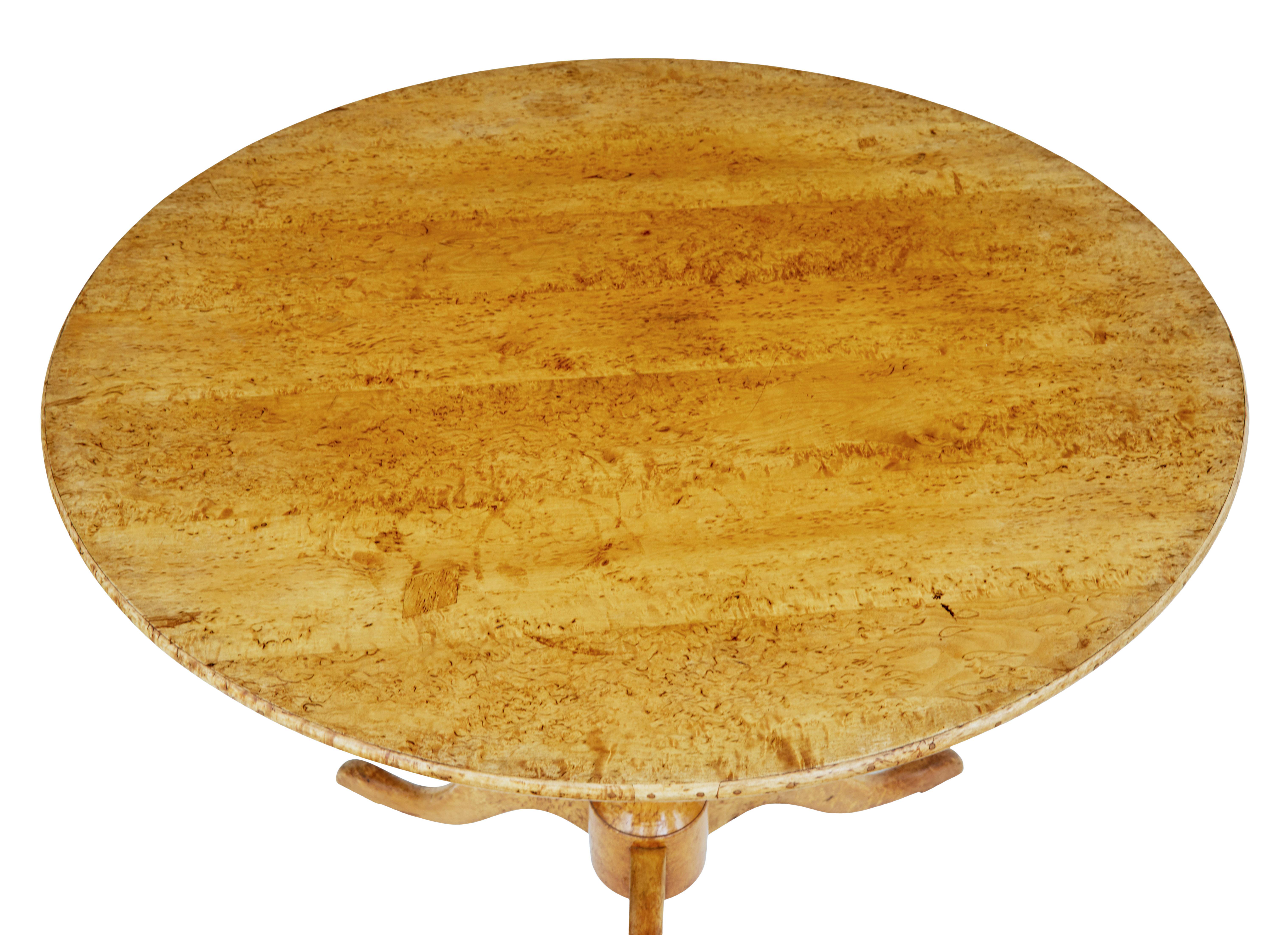 English Victorian 1870s Burr Birch Round Tilt Top Occasional Pedestal Table For Sale 1