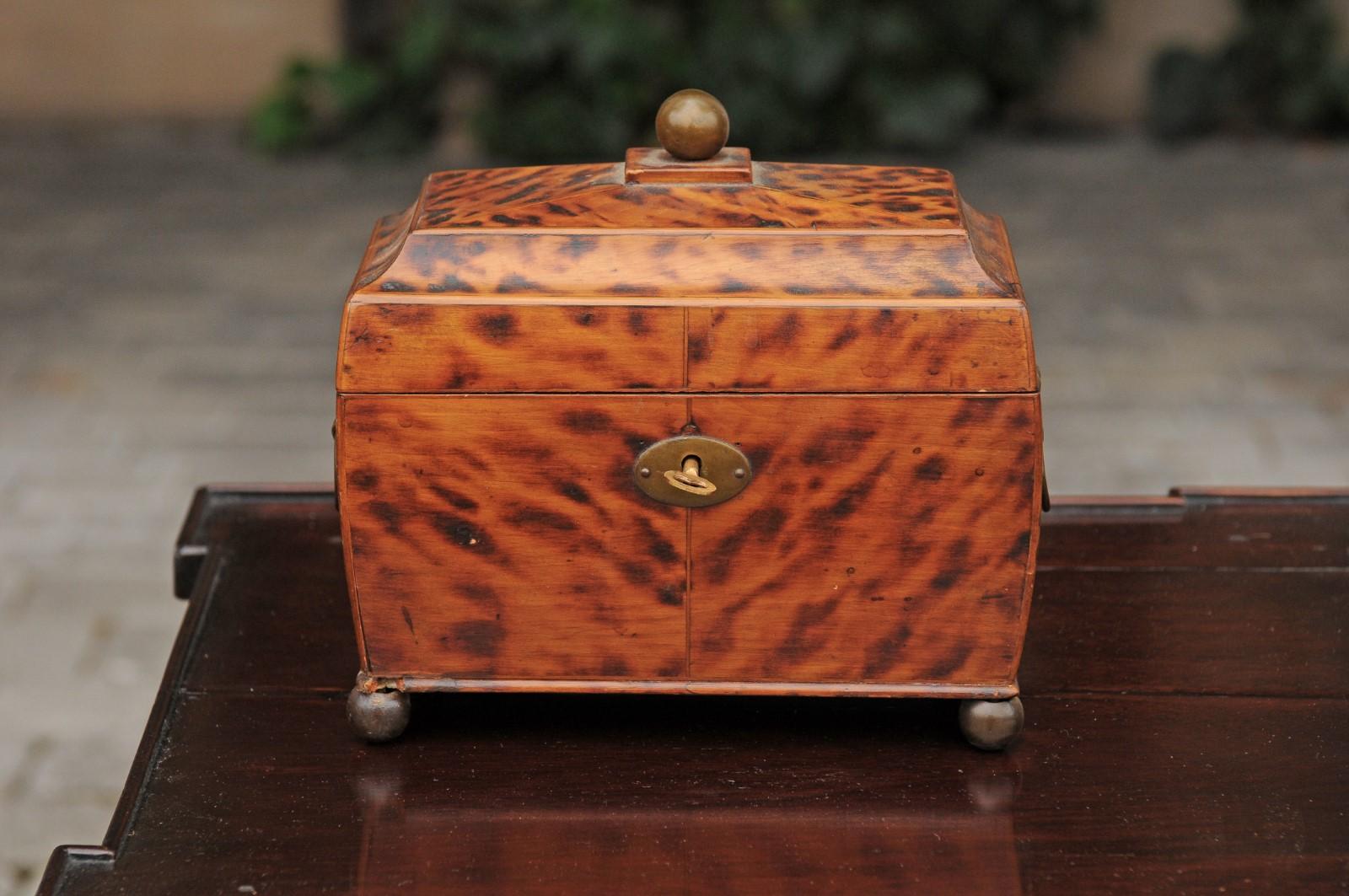 An English Victorian tea caddy from the late 19th century, with faux painted tortoise finish and patinated brass accents. Born during the third quarter of the 19th century during the reign of Queen Victoria, this English tea caddy features an