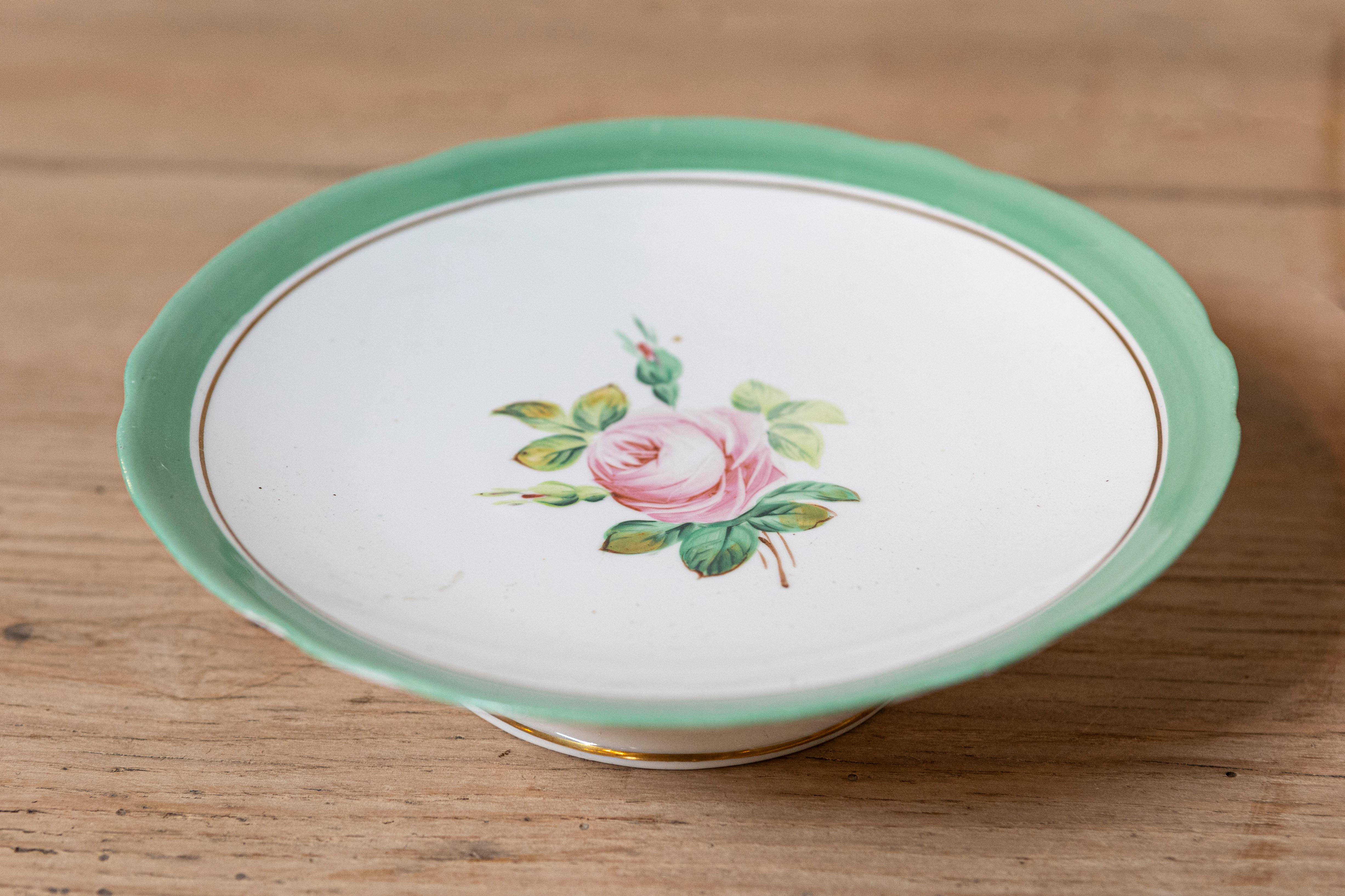 Englisches viktorianisches Blumenkompott aus den 1880er Jahren mit rosa Rosen, grüner und goldener Verzierung im Zustand „Gut“ im Angebot in Atlanta, GA