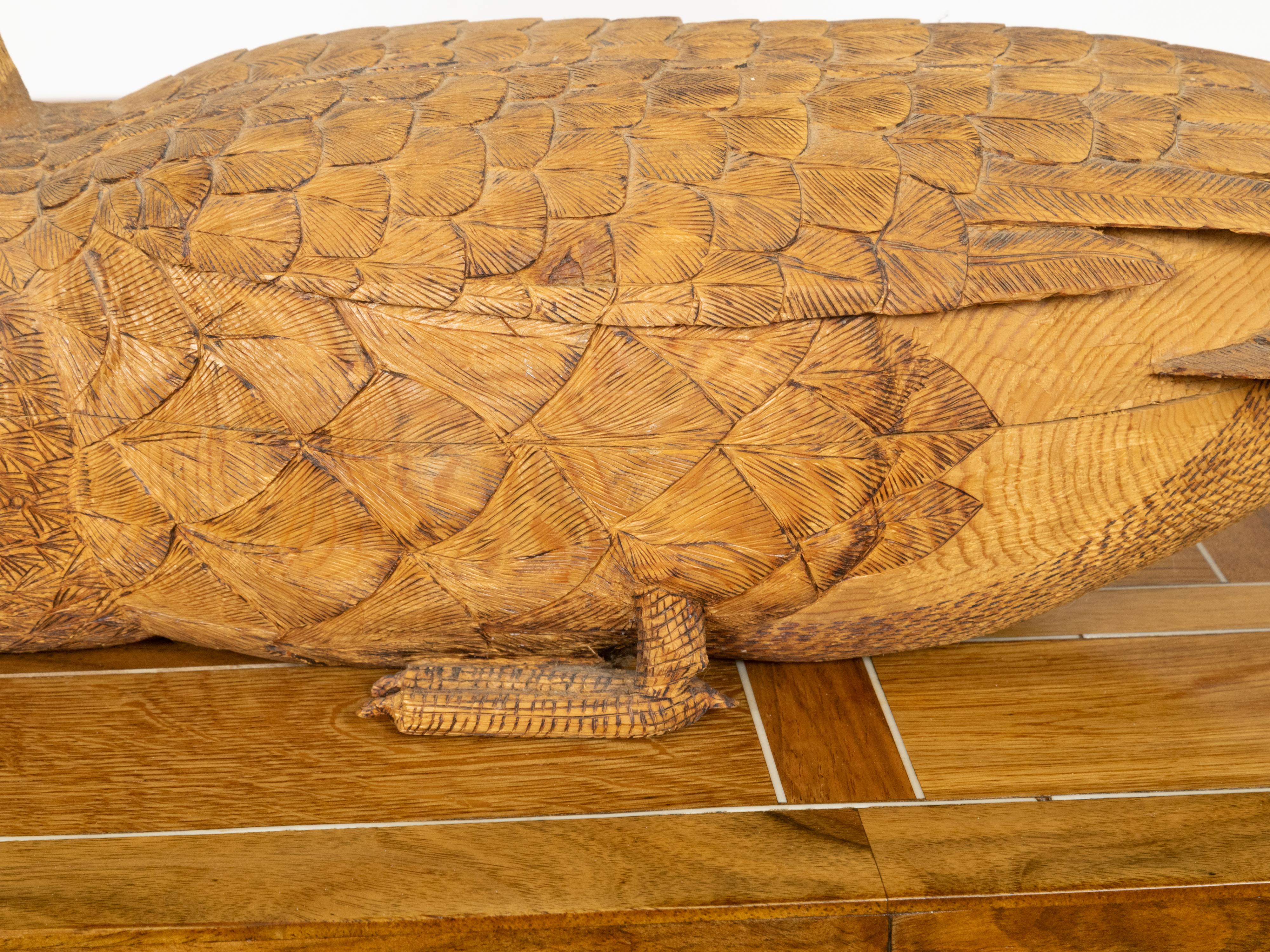 Englische viktorianische geschnitzte Holzkröte des 19. Jahrhunderts mit detailliertem Plumage im Angebot 9