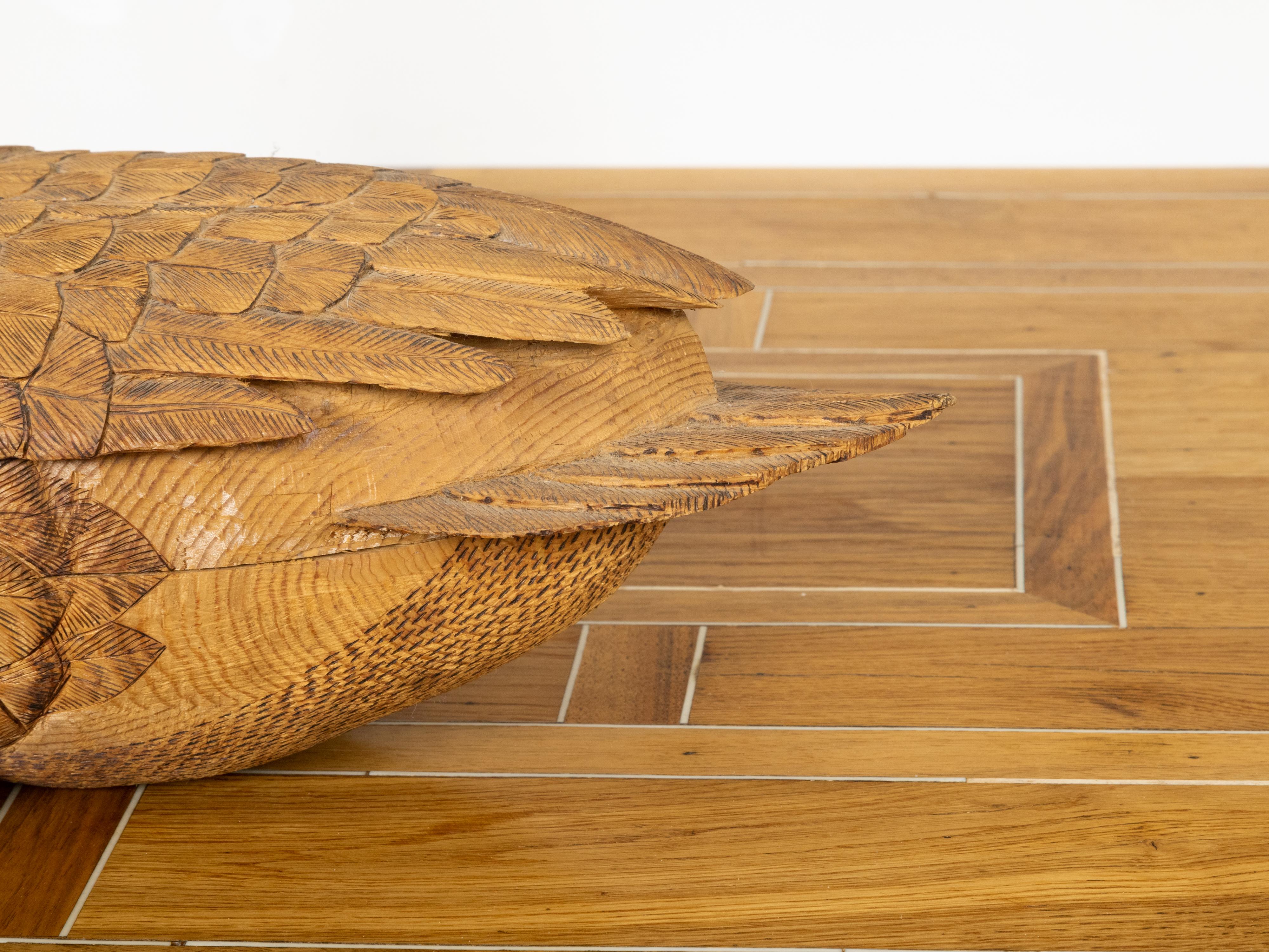 Englische viktorianische geschnitzte Holzkröte des 19. Jahrhunderts mit detailliertem Plumage im Angebot 10